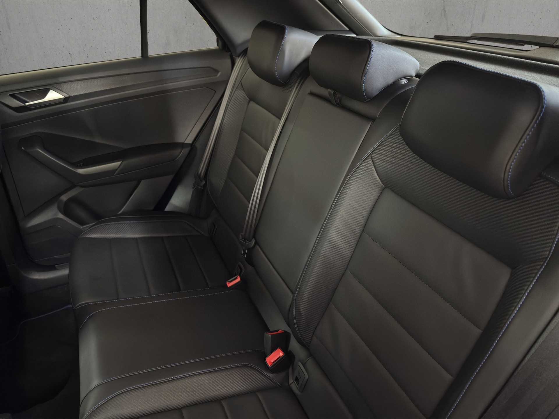 VW T-Roc 2.0 TSI R-Performance DSG 4M. "Akrapovic-Pano-Leder-DCC-8 fach Bereift"-image-12