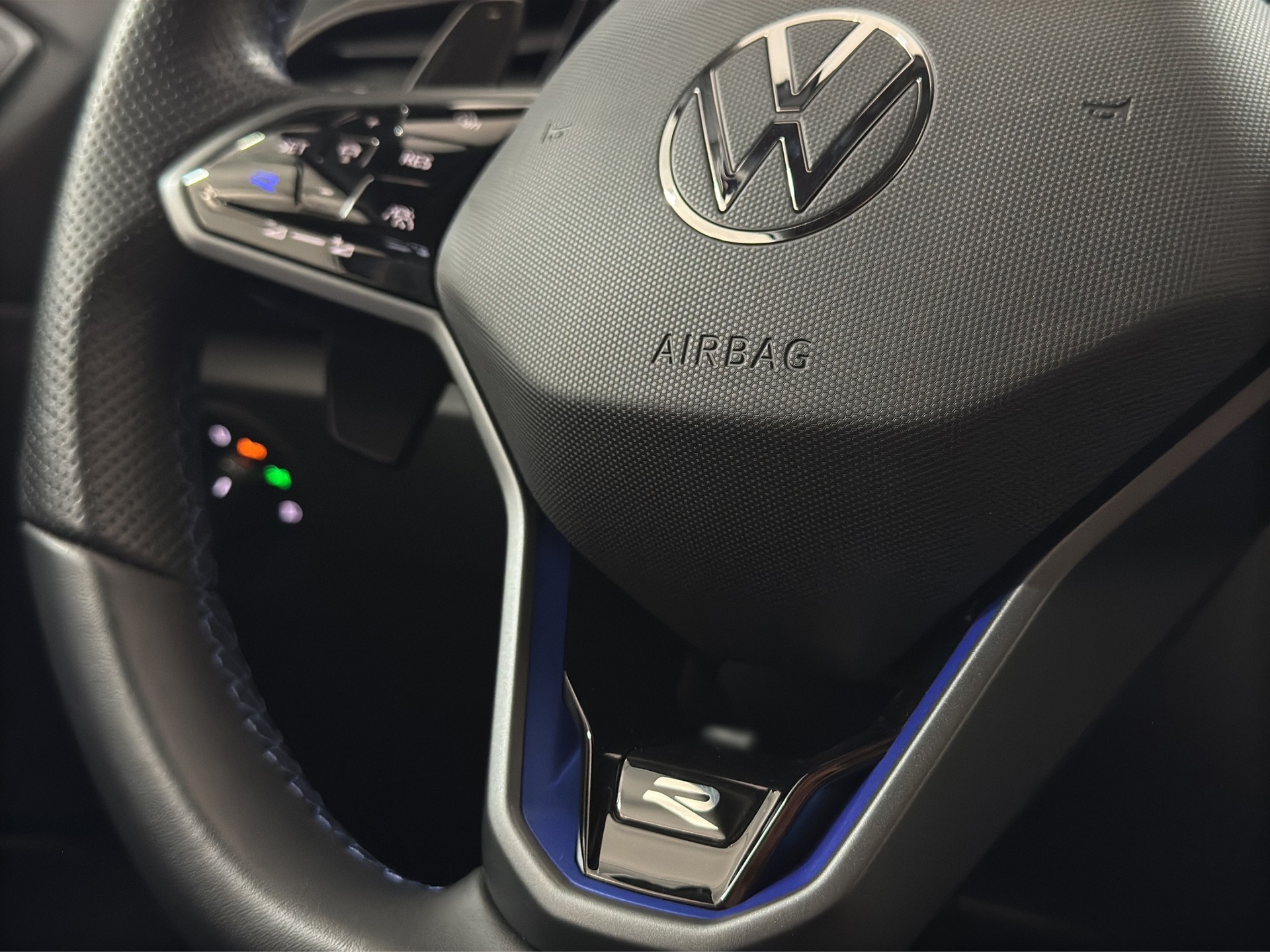 VW T-Roc 2.0 TSI R-Performance DSG 4M. "Akrapovic-Pano-Leder-DCC-8 fach Bereift"-image-16