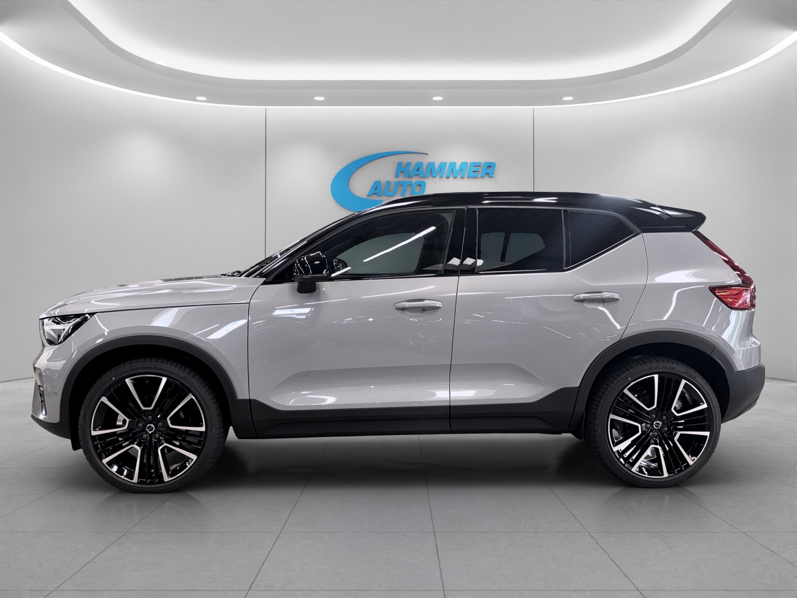 VOLVO XC40 2.0 B4 MH Black Edition-image-1