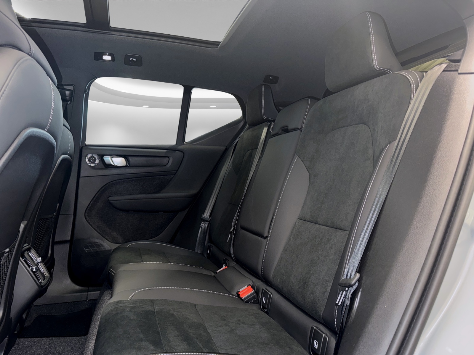 VOLVO XC40 2.0 B4 MH Black Edition-image-13