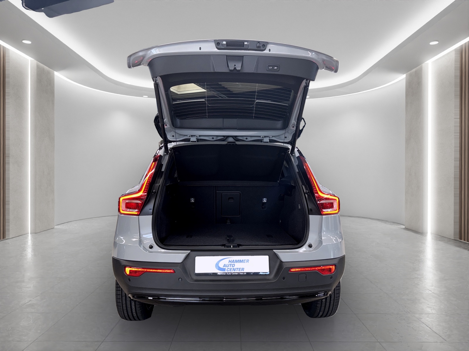 VOLVO XC40 2.0 B4 MH Black Edition-image-4
