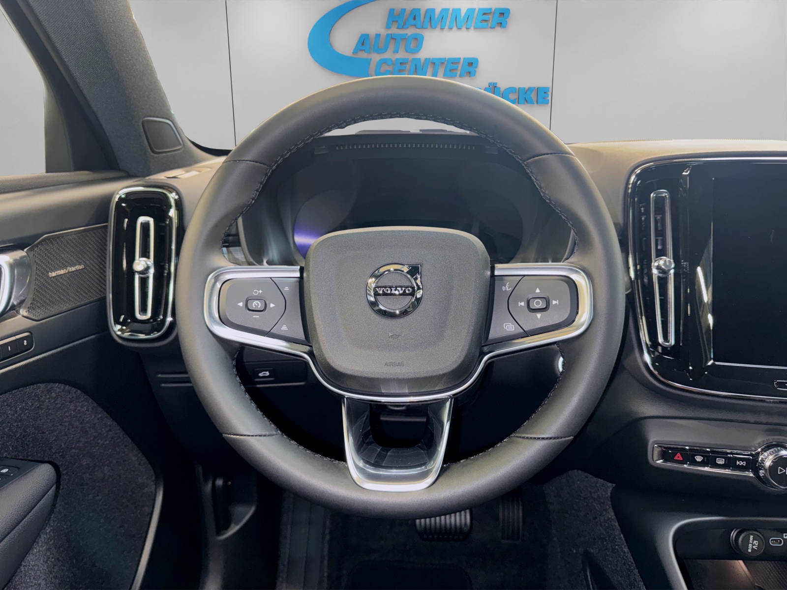 VOLVO XC40 2.0 B4 MH Black Edition-image-7