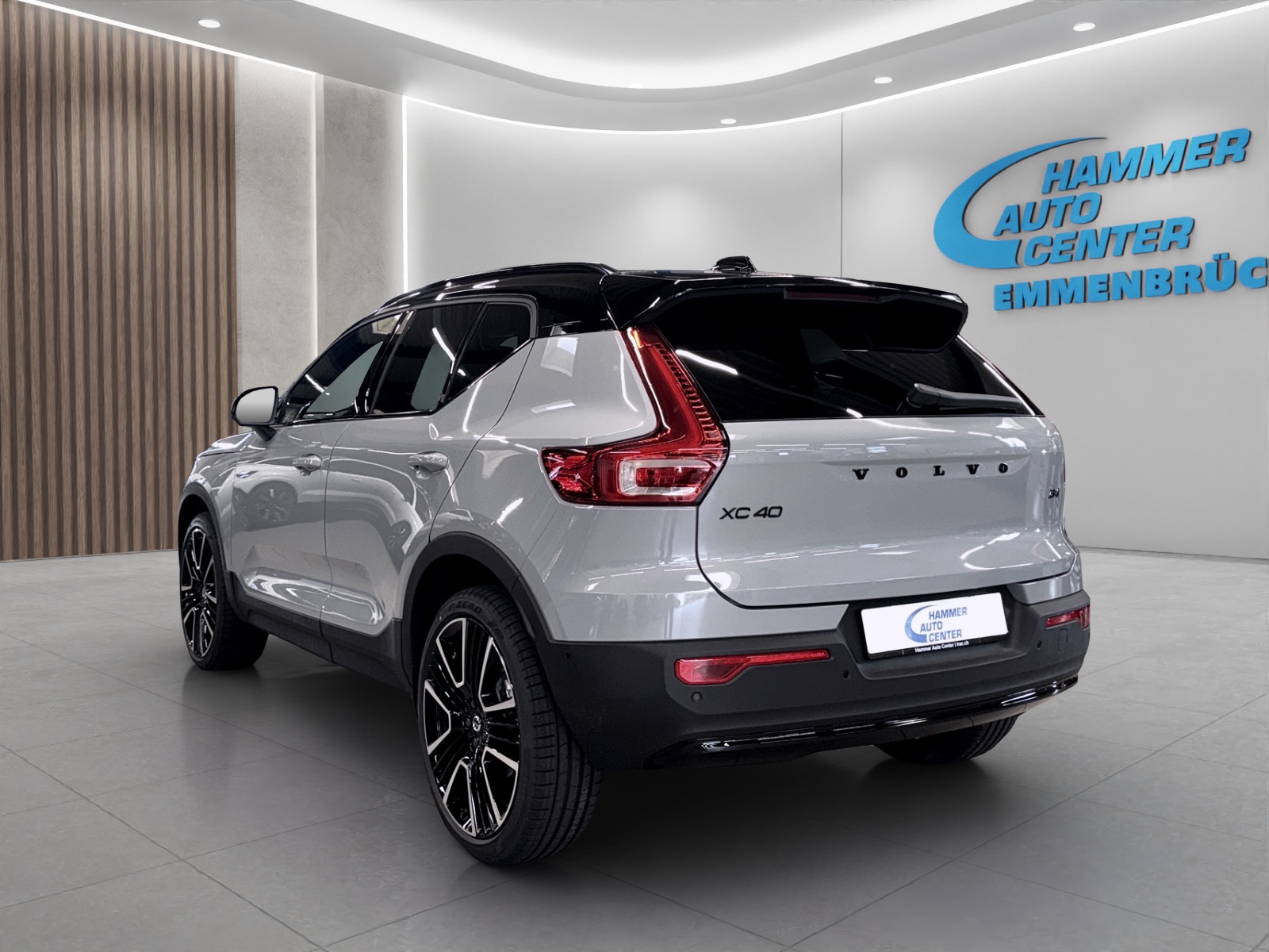 VOLVO XC40 2.0 B4 MH Black Edition-image-2