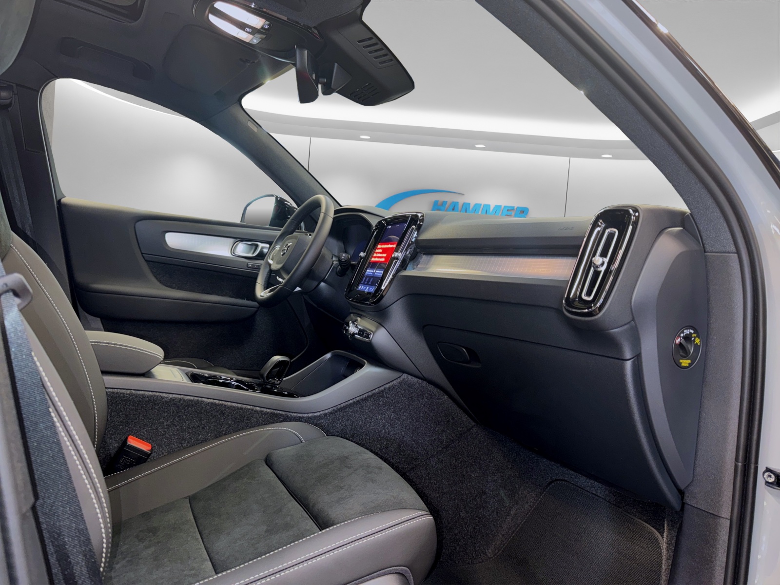 VOLVO XC40 2.0 B4 MH Black Edition-image-9