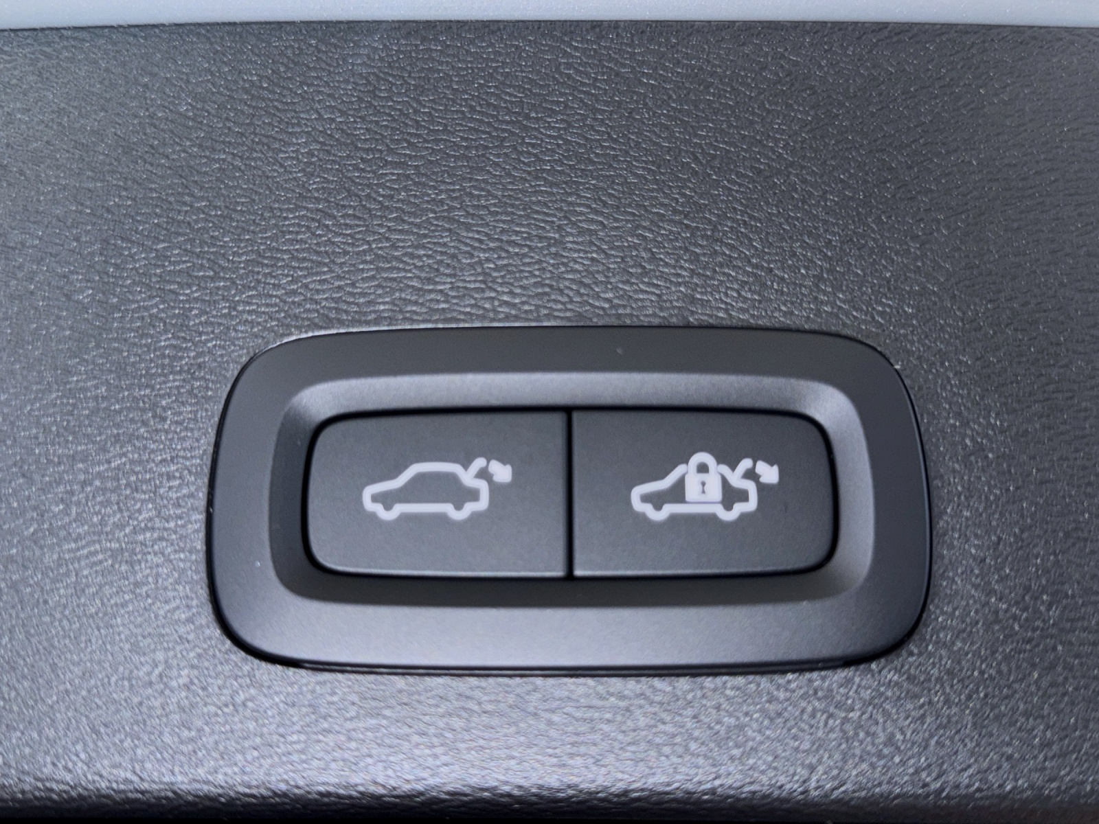 VOLVO XC40 2.0 B4 MH Black Edition-image-15