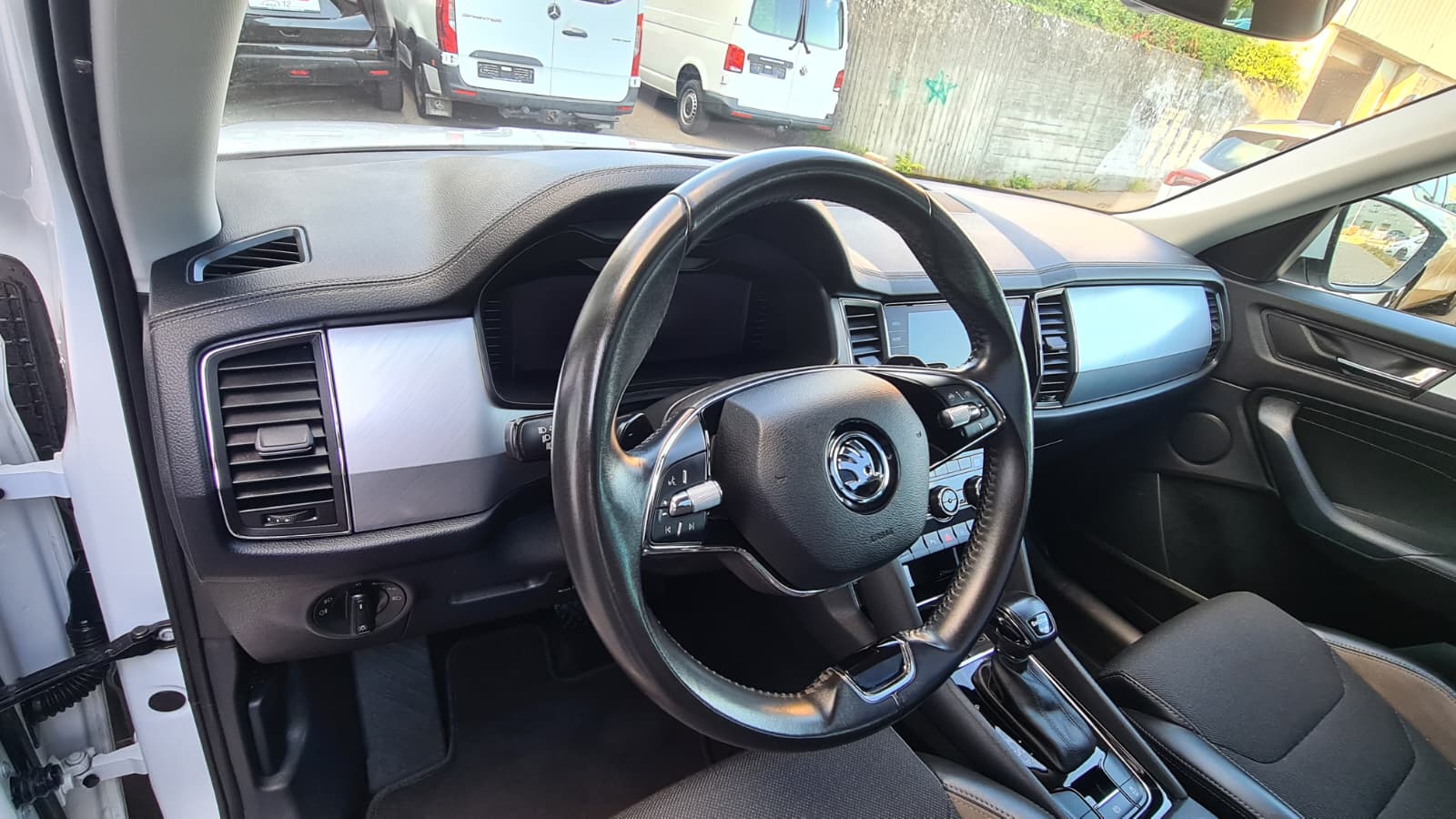 SKODA Kodiaq 2.0 TDI CR Ambition 4x4 DSG ** Teil-Leder ** Gr-Navi ** RF-Kamera ** Panorama-Glasdach ** Anh-Kupplung ** Ab MFK **-image-16