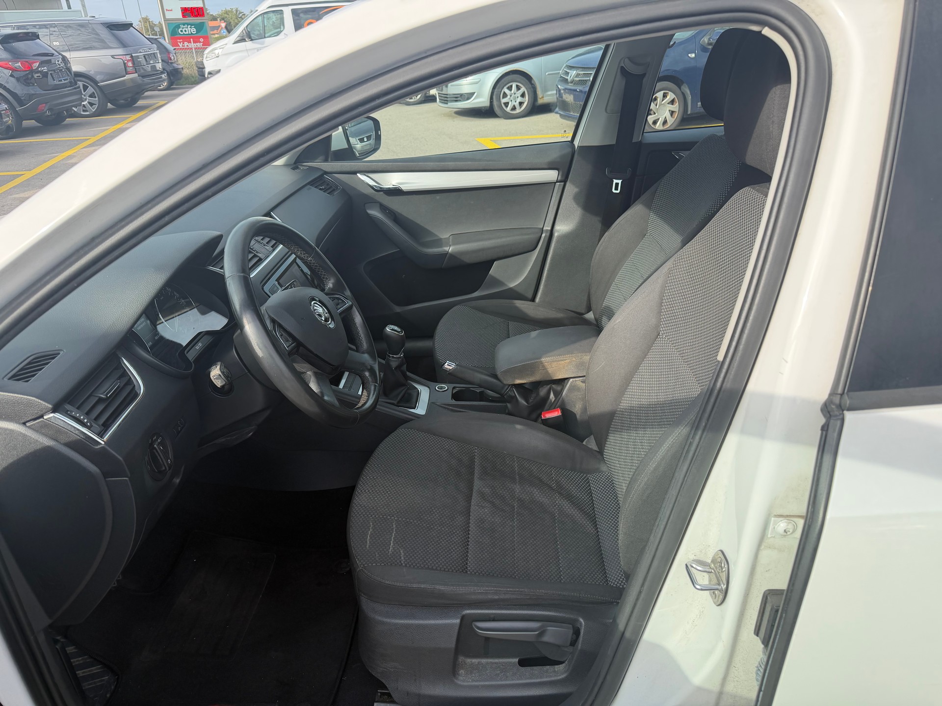 SKODA Octavia Combi 1.6 TDI Fresh-image-9