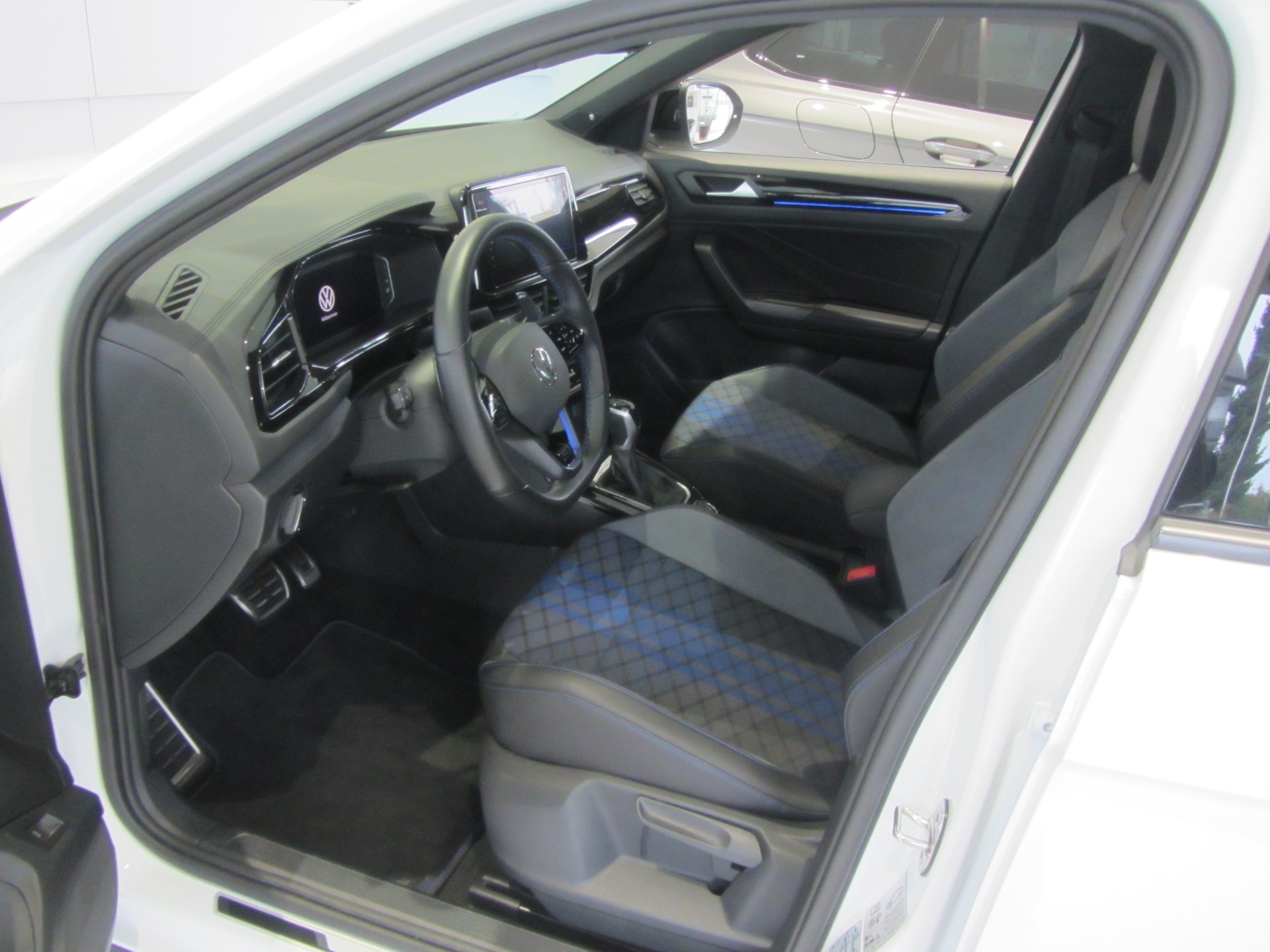VW T-Roc 2.0 TSI R DSG 4Motion-image-4