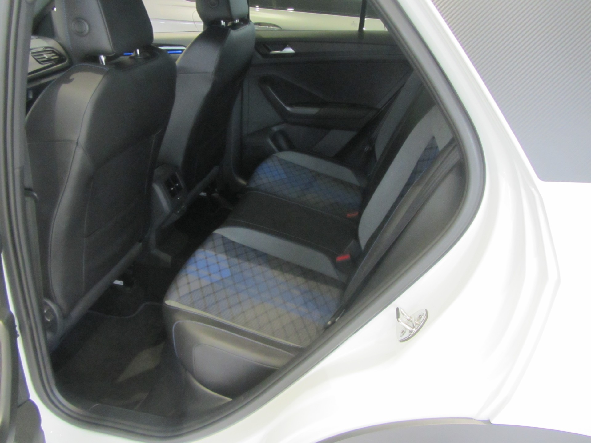VW T-Roc 2.0 TSI R DSG 4Motion-image-5