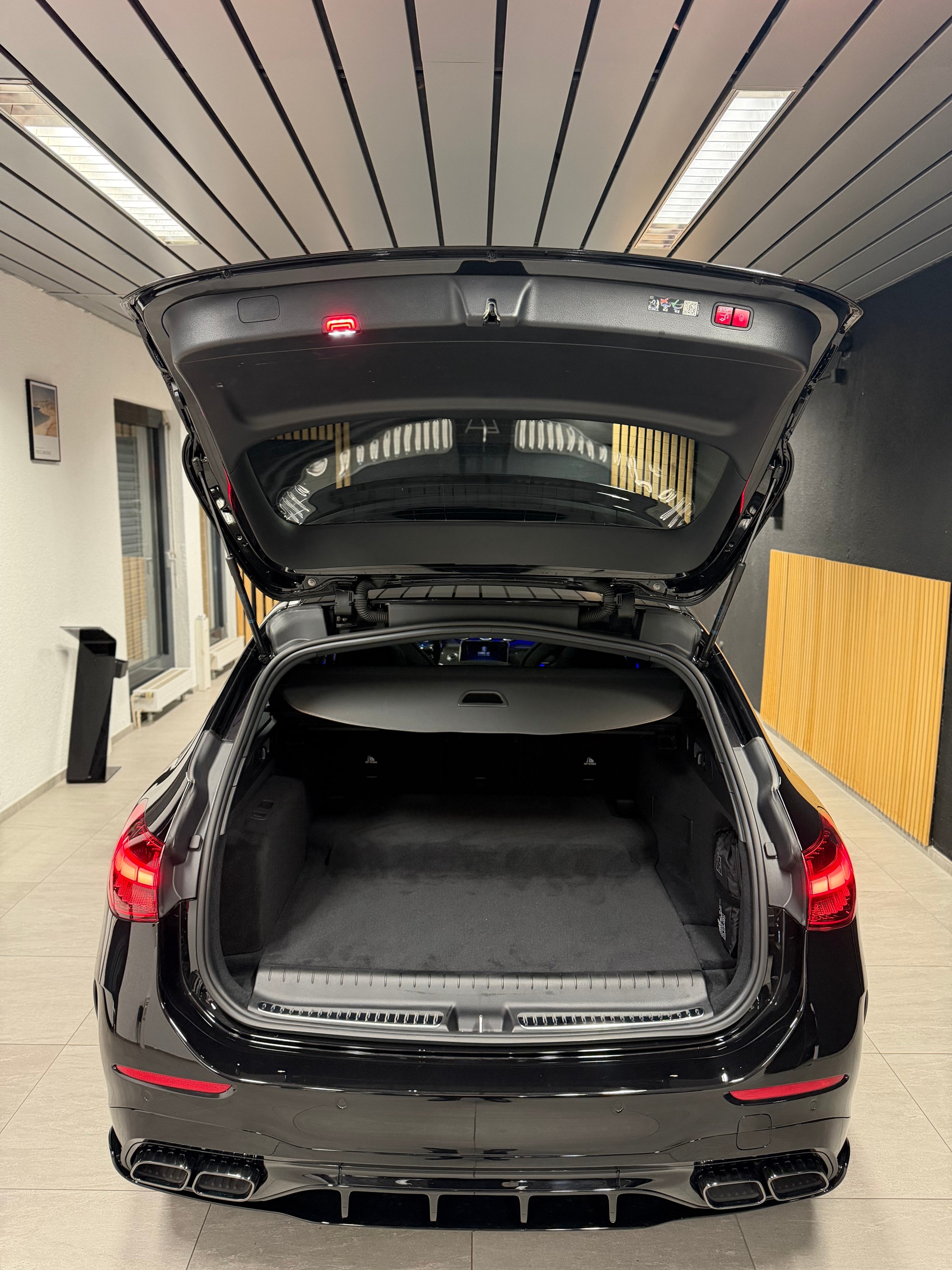 MERCEDES-BENZ C 63 S AMG T E Performance 4 Matic Executive Edition-image-9
