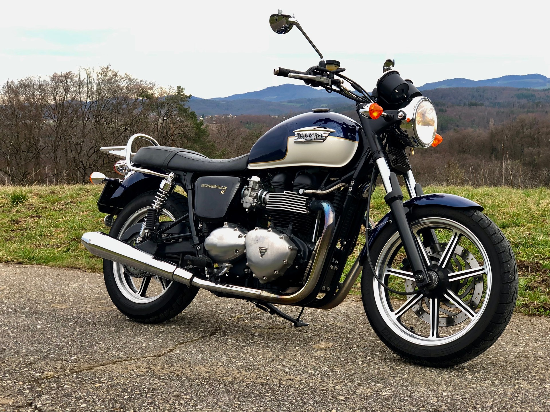 TRIUMPH Bonneville 900 i-image-1