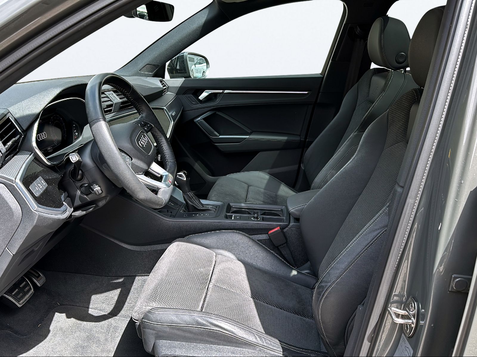 AUDI Q3 35 TFSI S line S-tronic-image-10