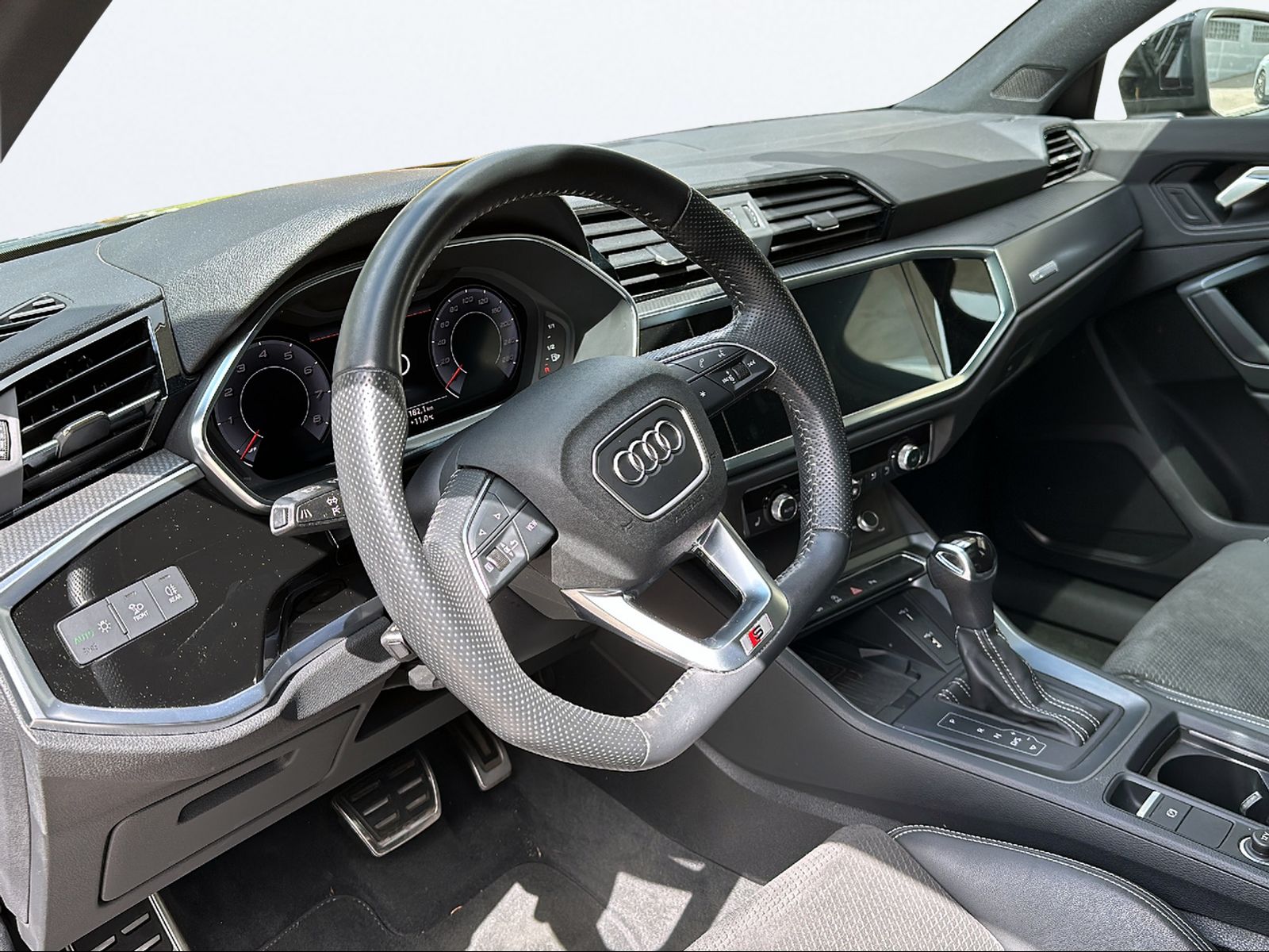 AUDI Q3 35 TFSI S line S-tronic-image-11