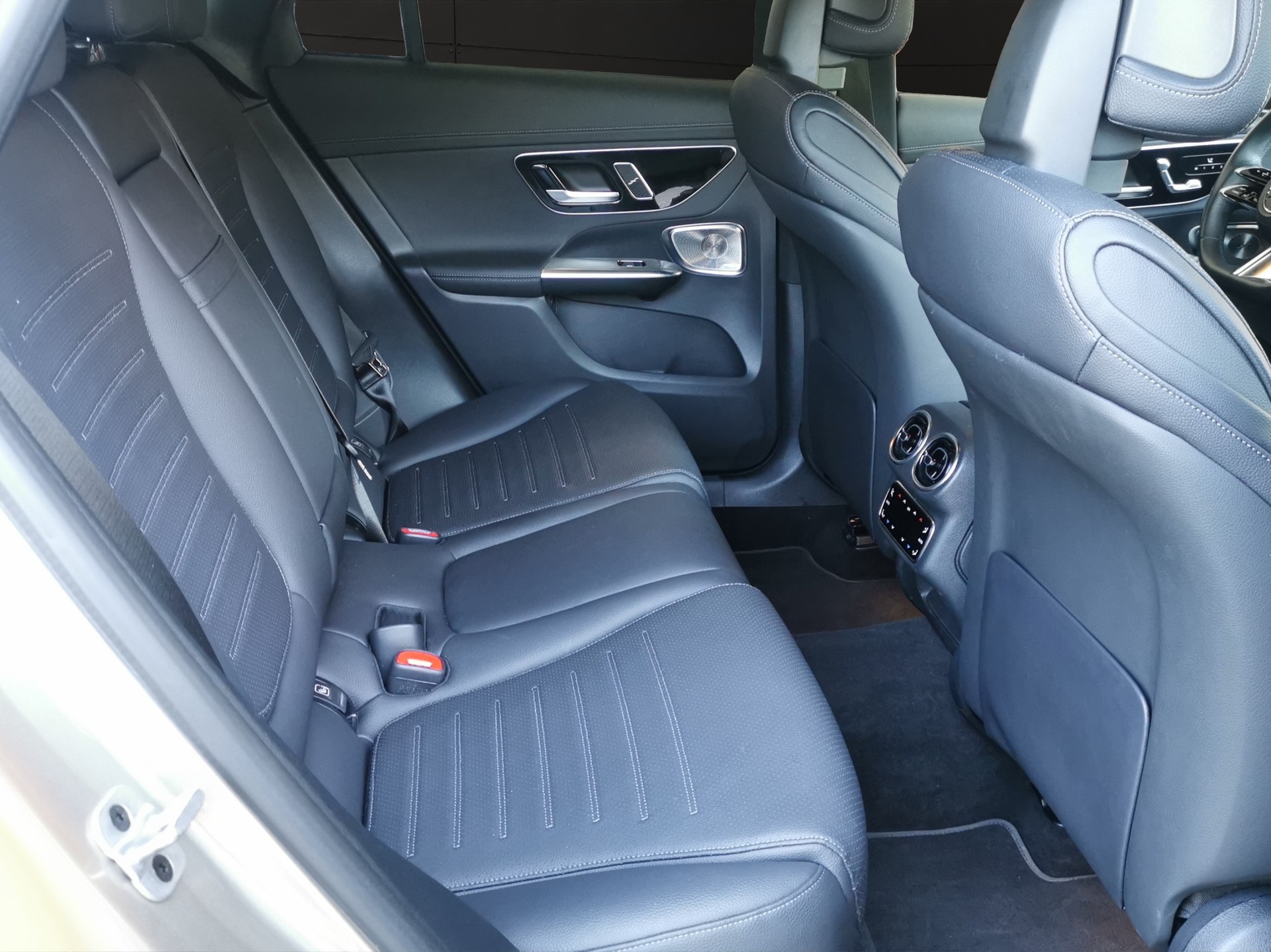 MERCEDES-BENZ GLC 300 d 4Matic AMG Line 9G-Tronic-image-16