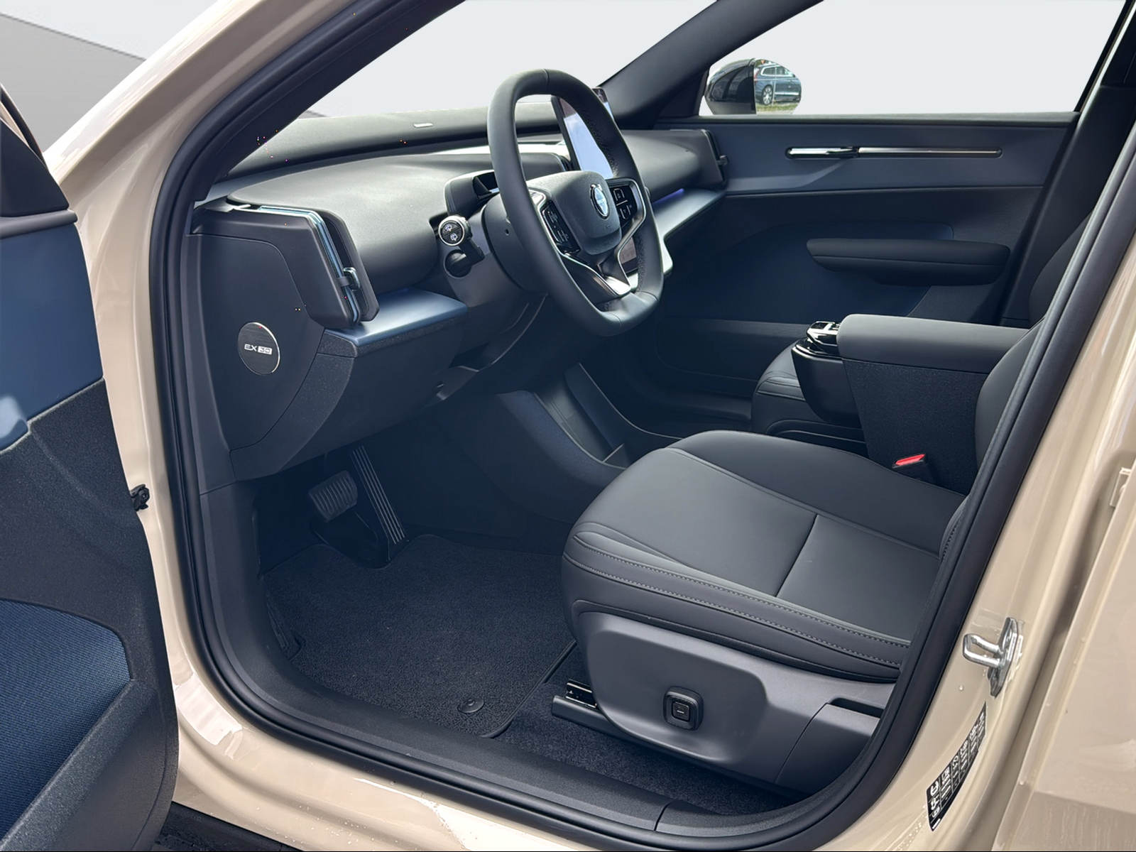 VOLVO EX 30 E60 Plus-image-9