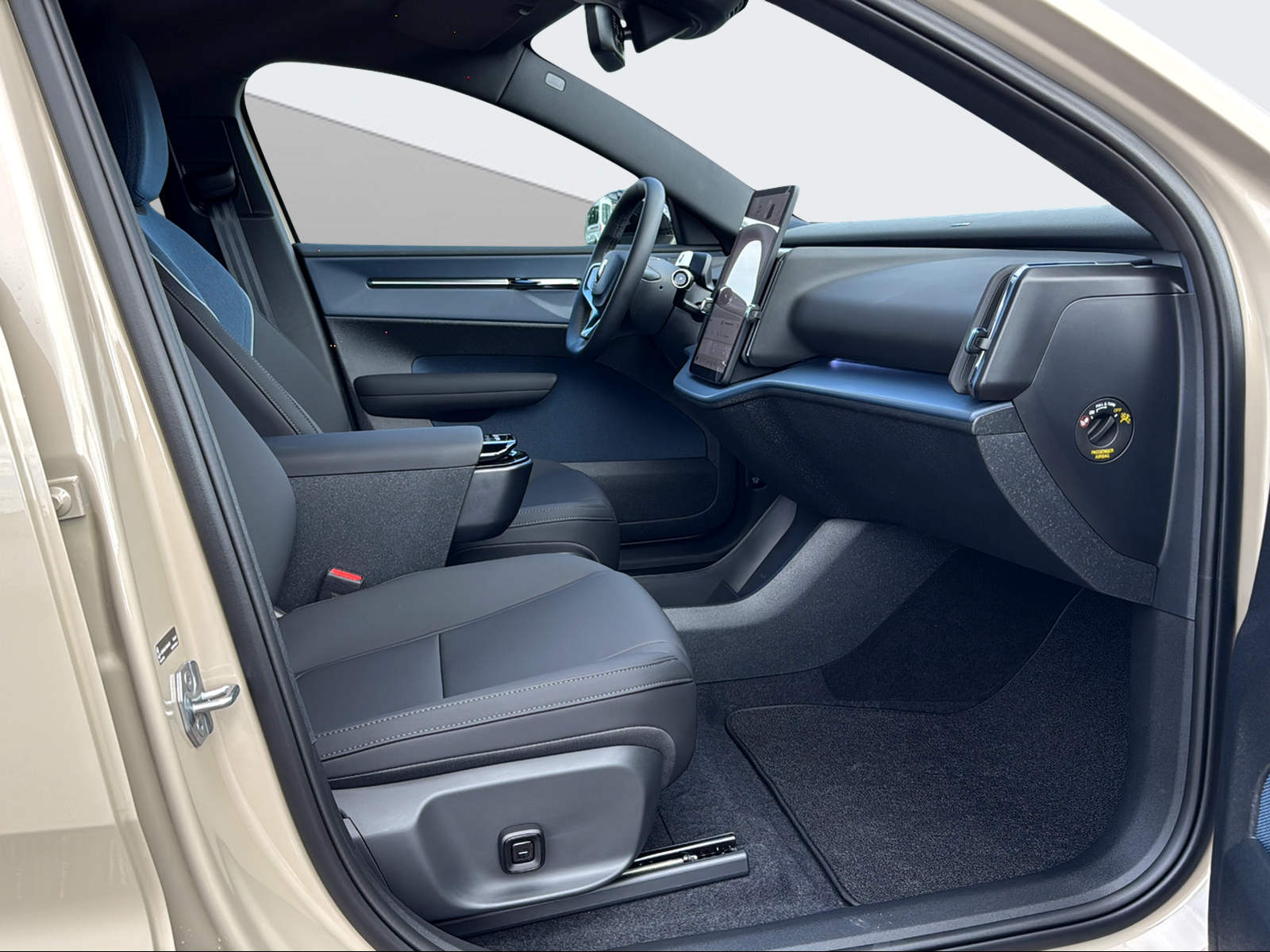 VOLVO EX 30 E60 Plus-image-14