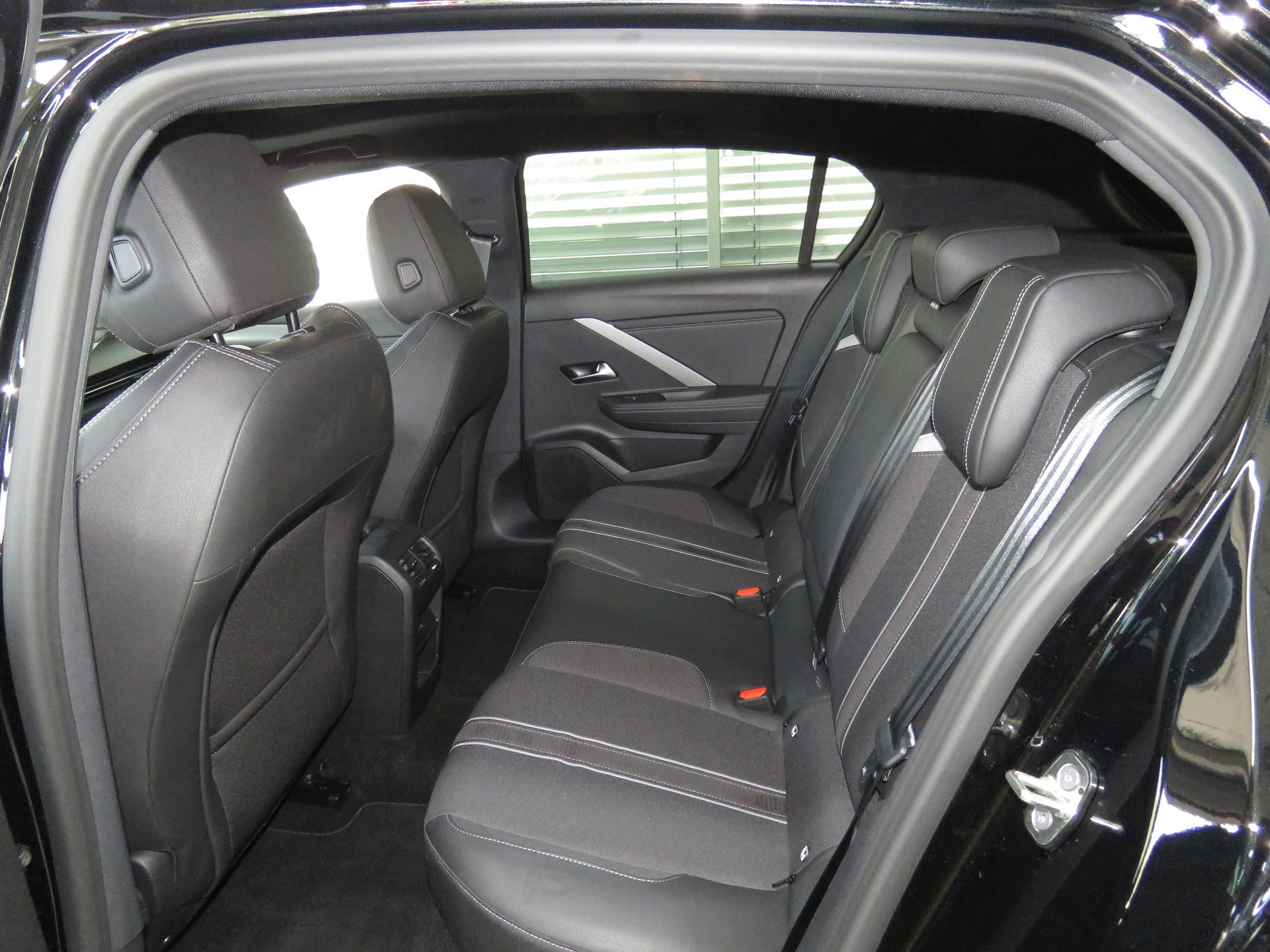 OPEL Astra 1.6 PHEV Turbo Swiss Plus Automat-image-8