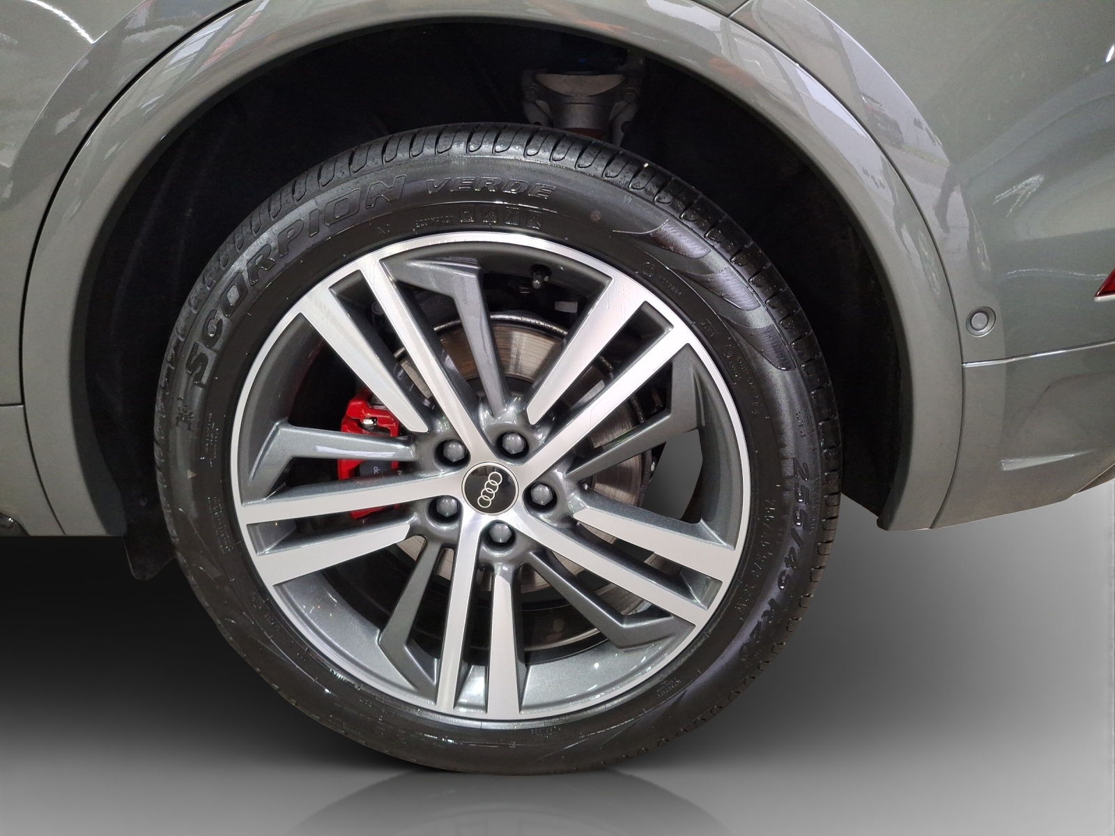 AUDI Q5 40 TDI Black Edition quattro S-tronic-image-13
