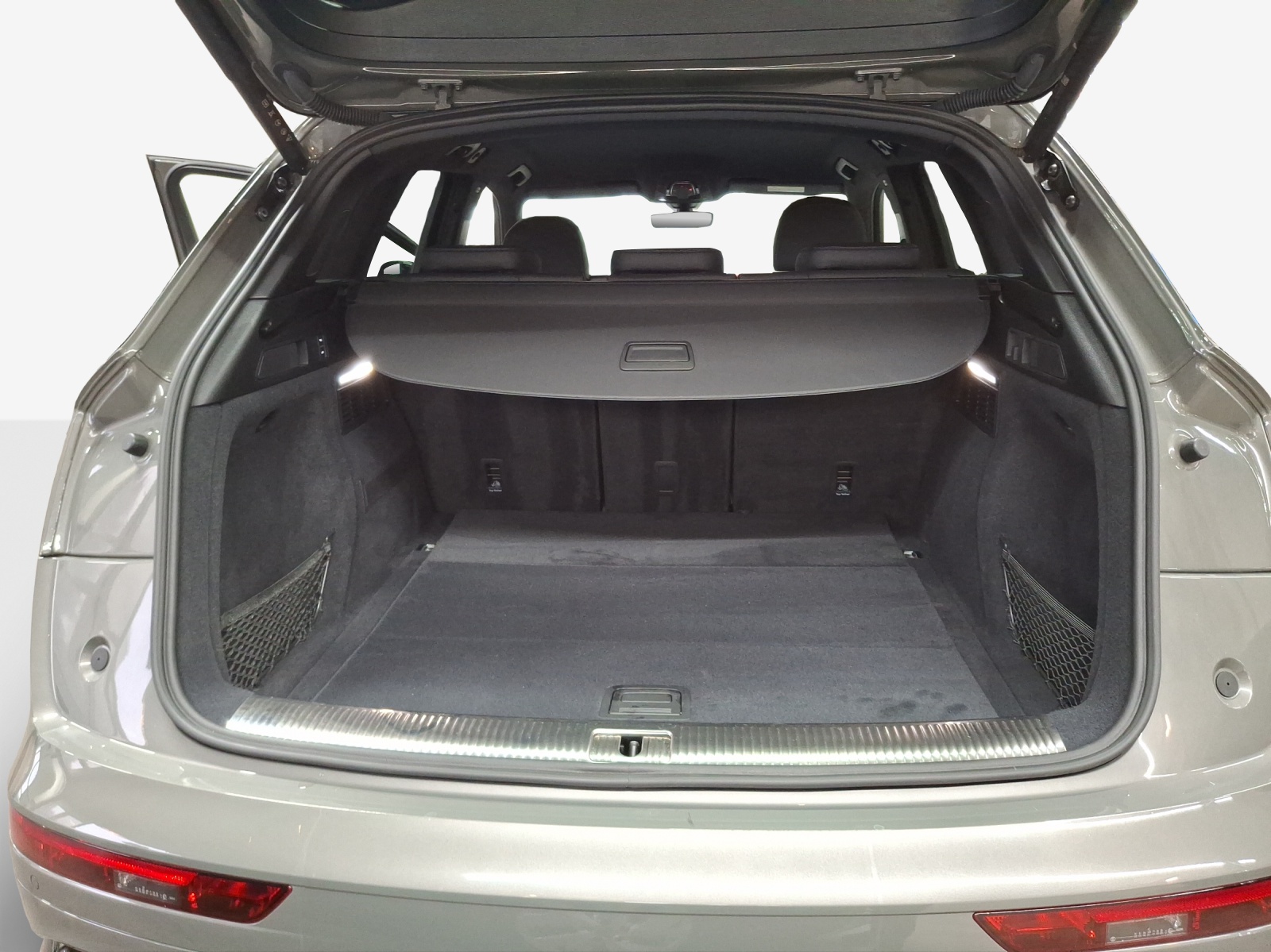 AUDI Q5 40 TDI Black Edition quattro S-tronic-image-12