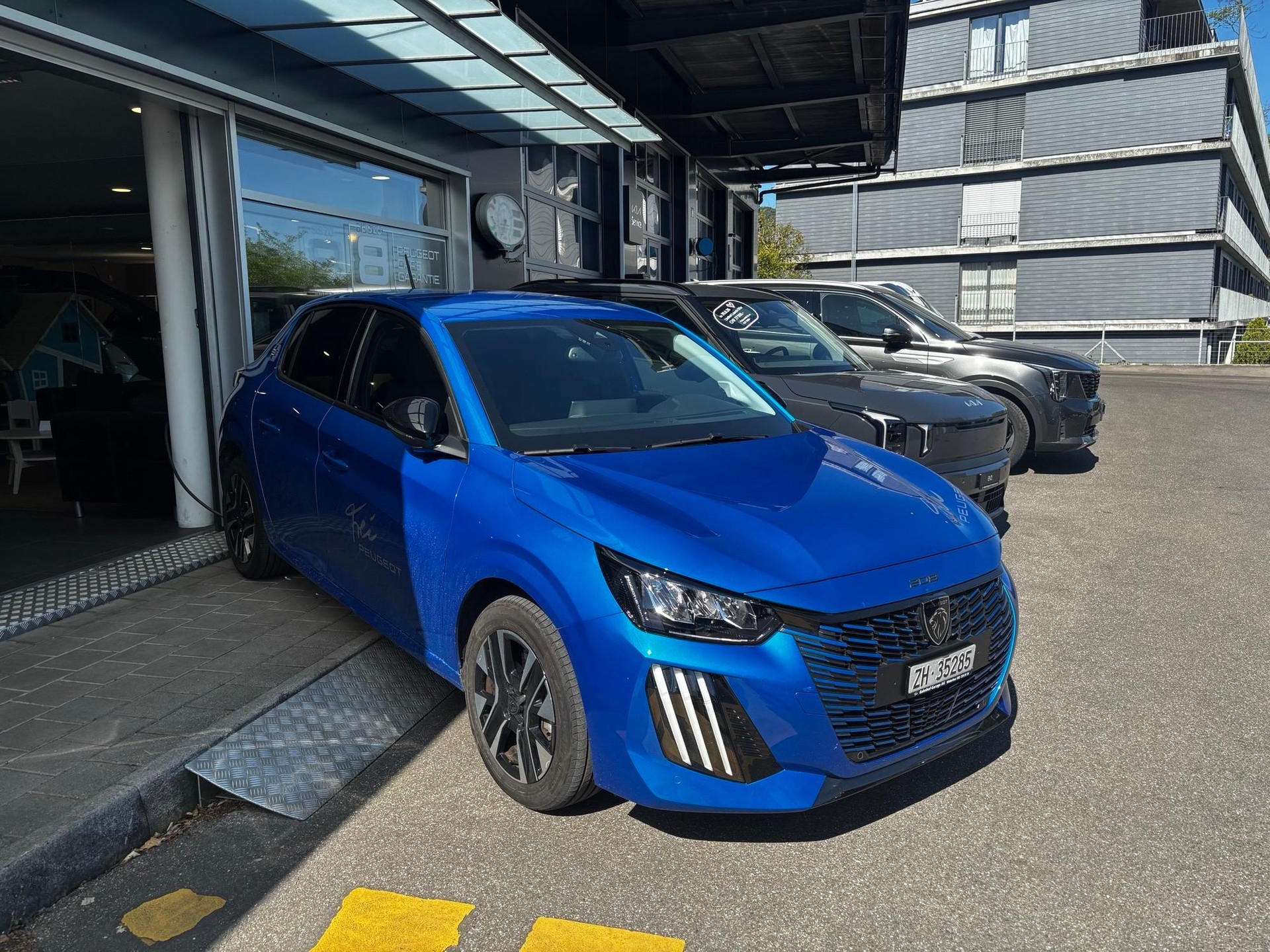 PEUGEOT 208 e-Style-image-0