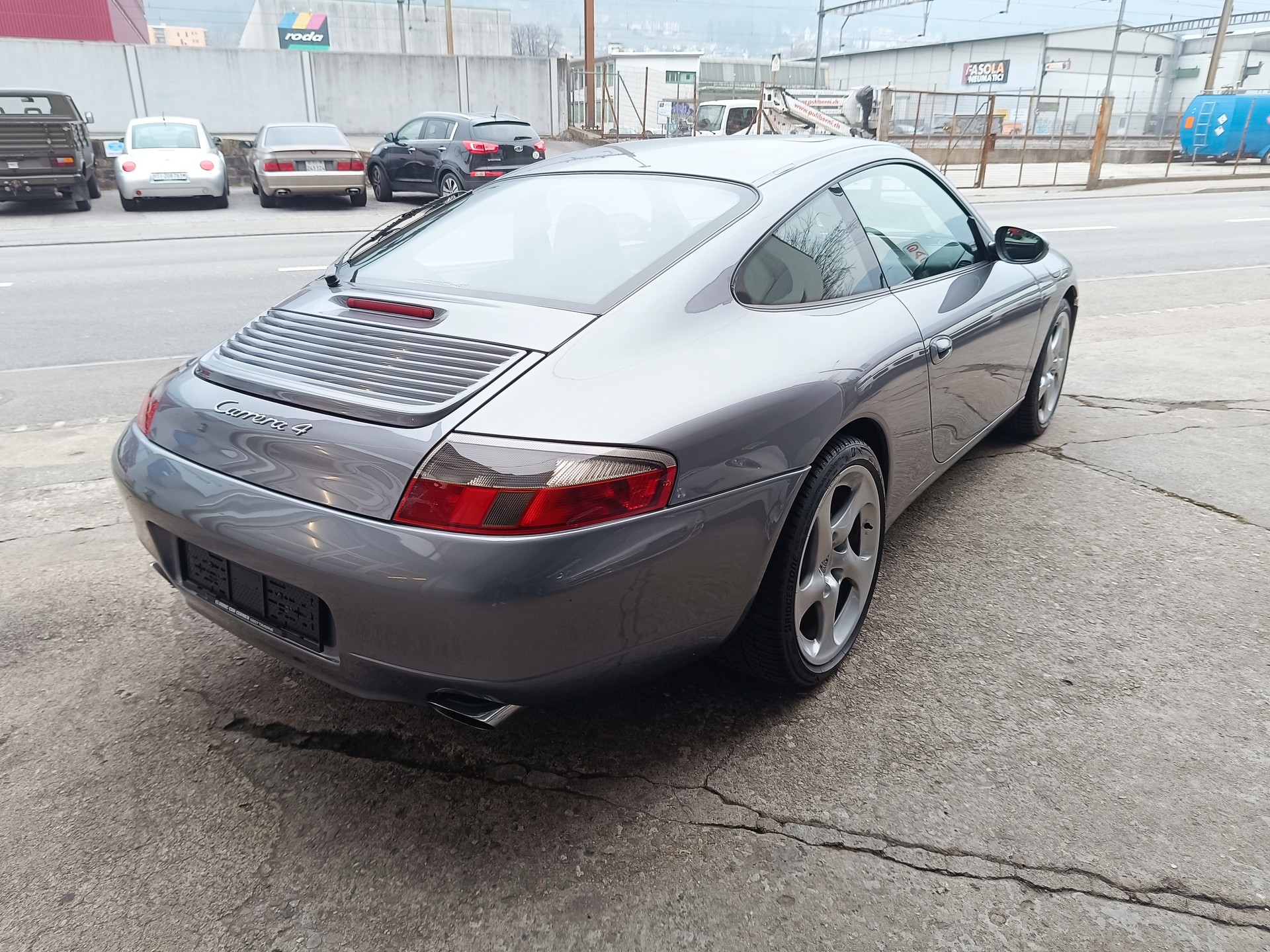 PORSCHE 911 Carrera 4-showroom-element-2