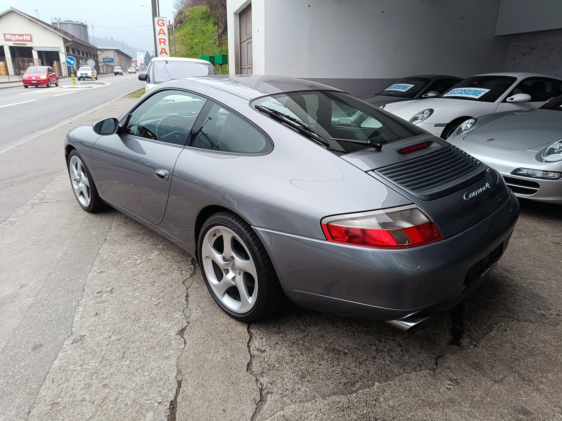 PORSCHE 911 Carrera 4-showroom-element-3