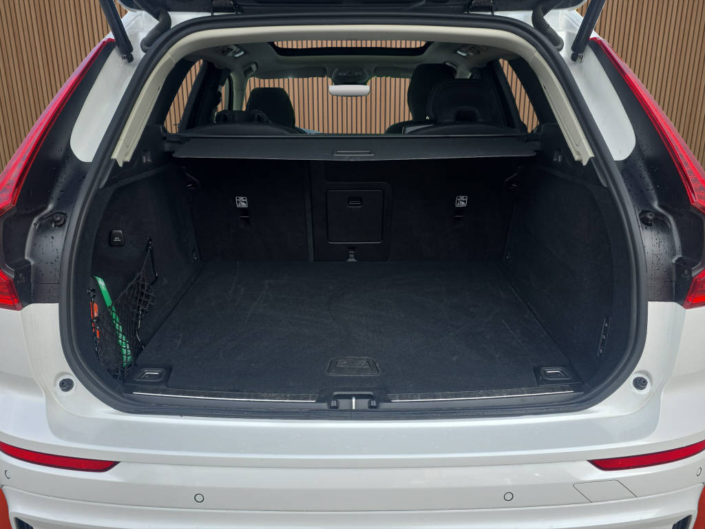 VOLVO XC60 2.0 B5 MH Ultra Dark AWD-image-14