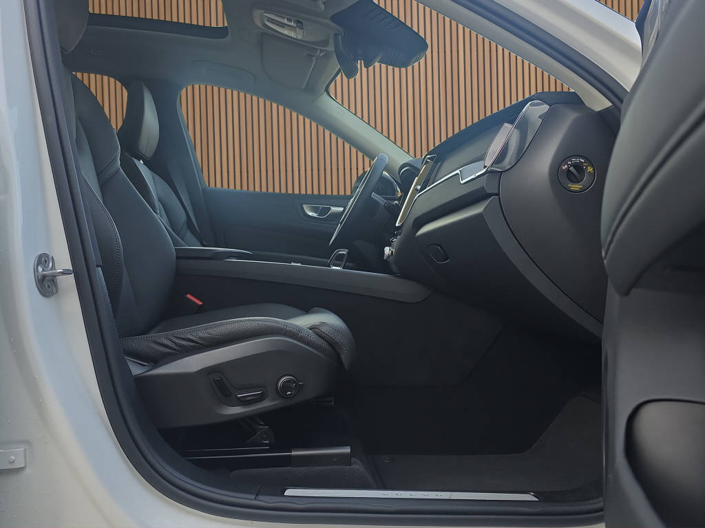 VOLVO XC60 2.0 B5 MH Ultra Dark AWD-image-13