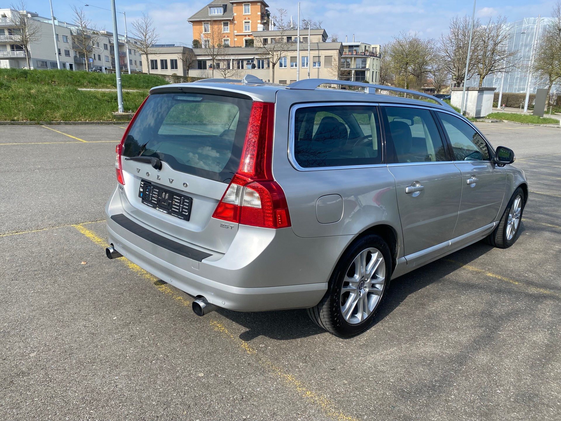 VOLVO V70 2.5T Summum Geartronic-image-3