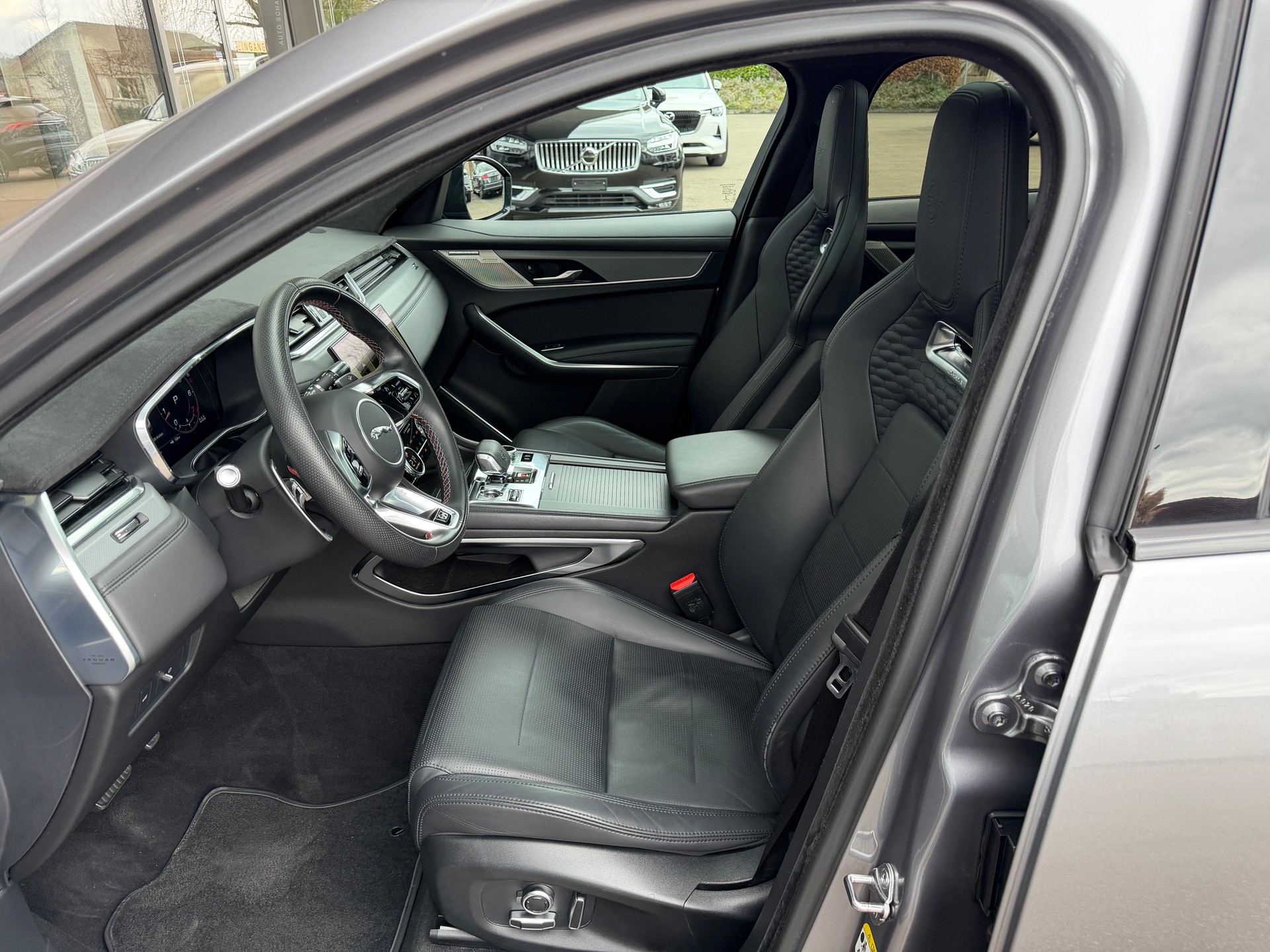 JAGUAR F-Pace 5.0 V8 SVR P550 AWD-image-10