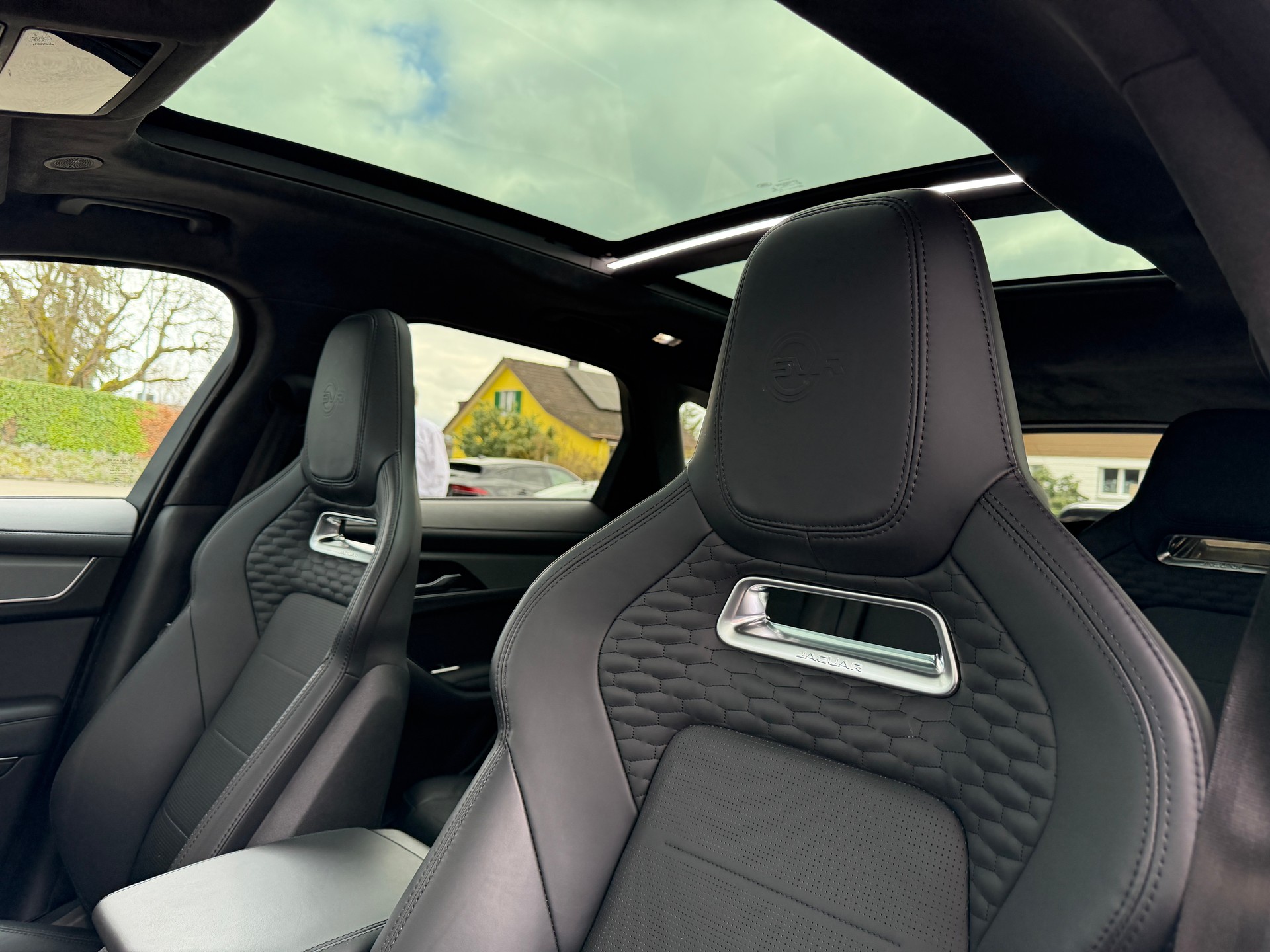 JAGUAR F-Pace 5.0 V8 SVR P550 AWD-image-11