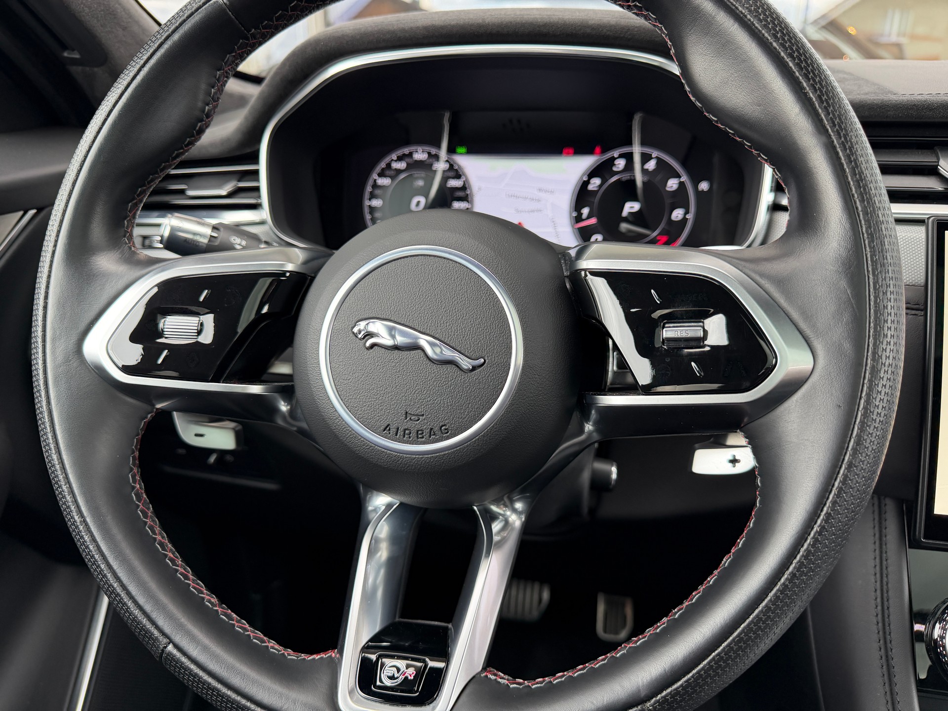 JAGUAR F-Pace 5.0 V8 SVR P550 AWD-image-27