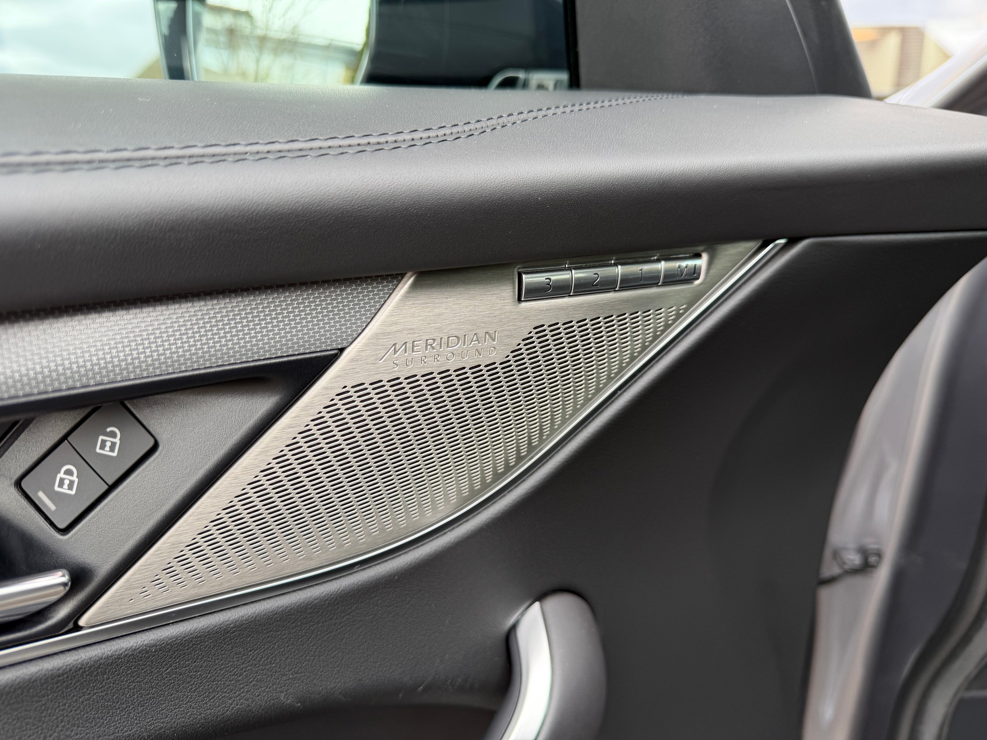JAGUAR F-Pace 5.0 V8 SVR P550 AWD-image-26