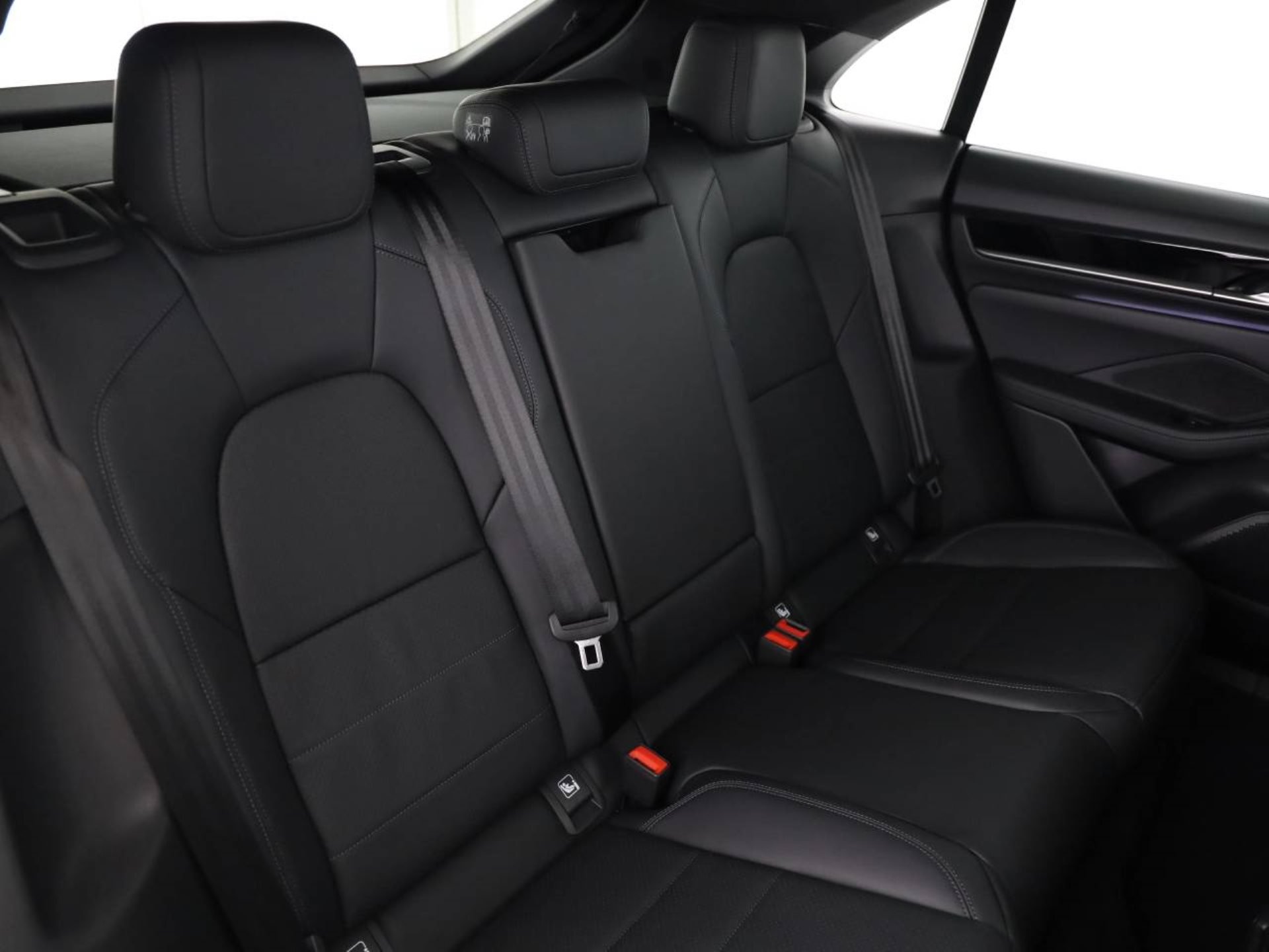 PORSCHE Macan-image-15