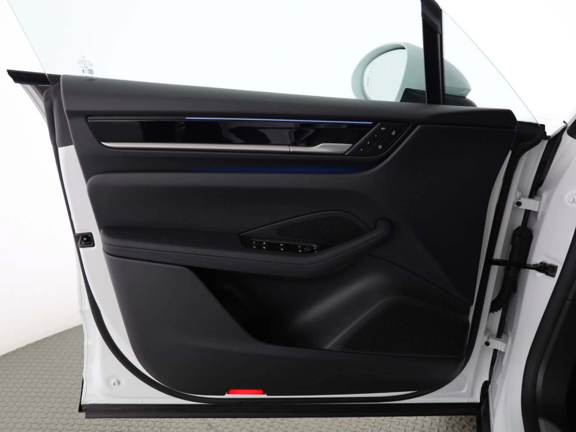 PORSCHE Macan-image-9