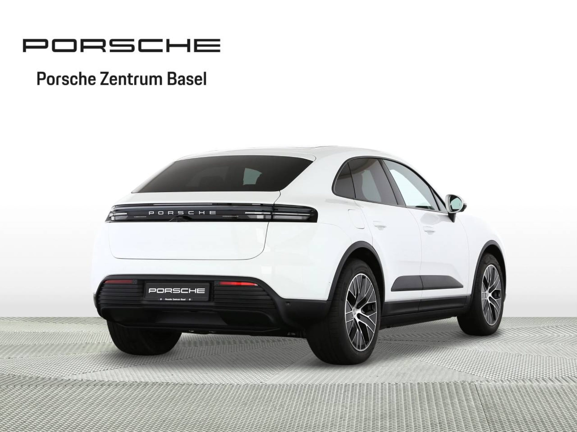 PORSCHE Macan-image-2