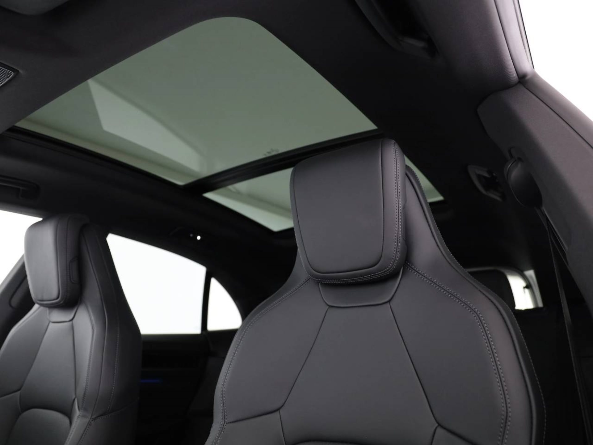 PORSCHE Macan-image-4