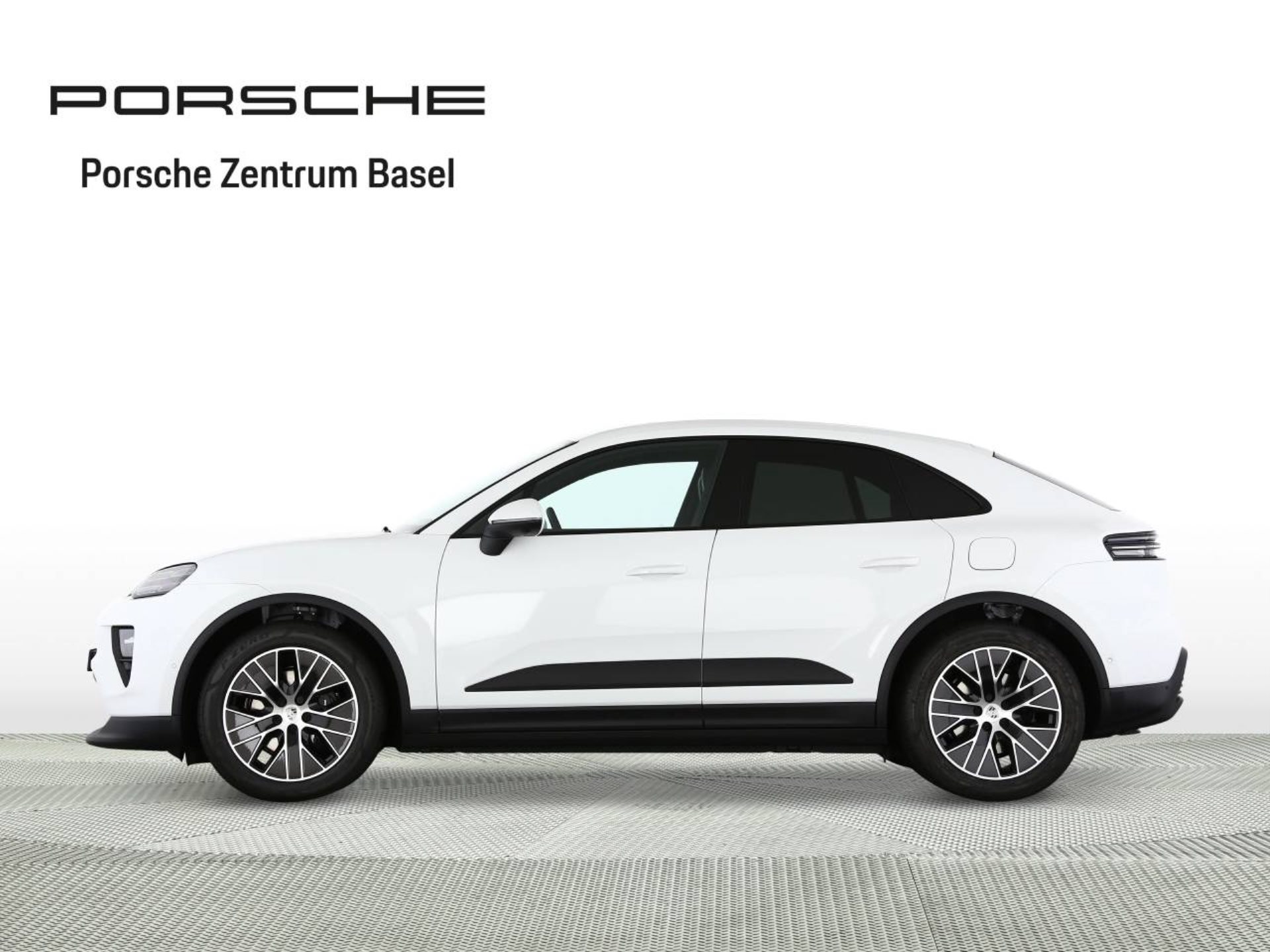 PORSCHE Macan-image-1