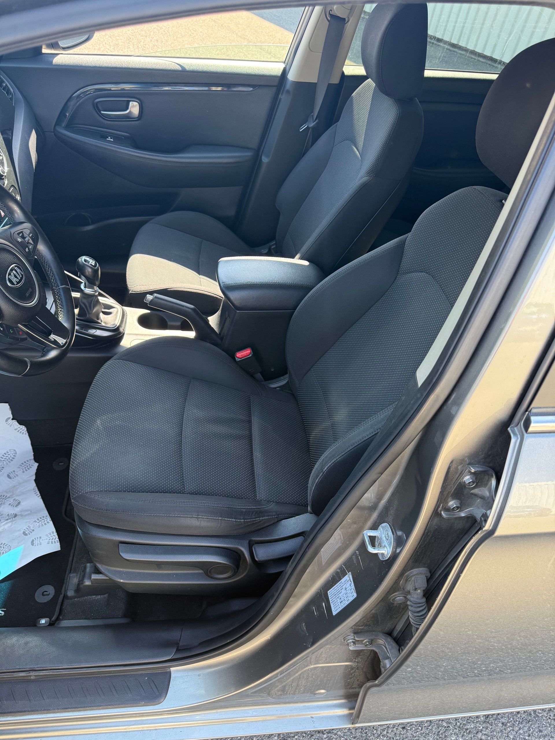 KIA Carens 1.7 CRDi Swiss Eco Edition-image-8