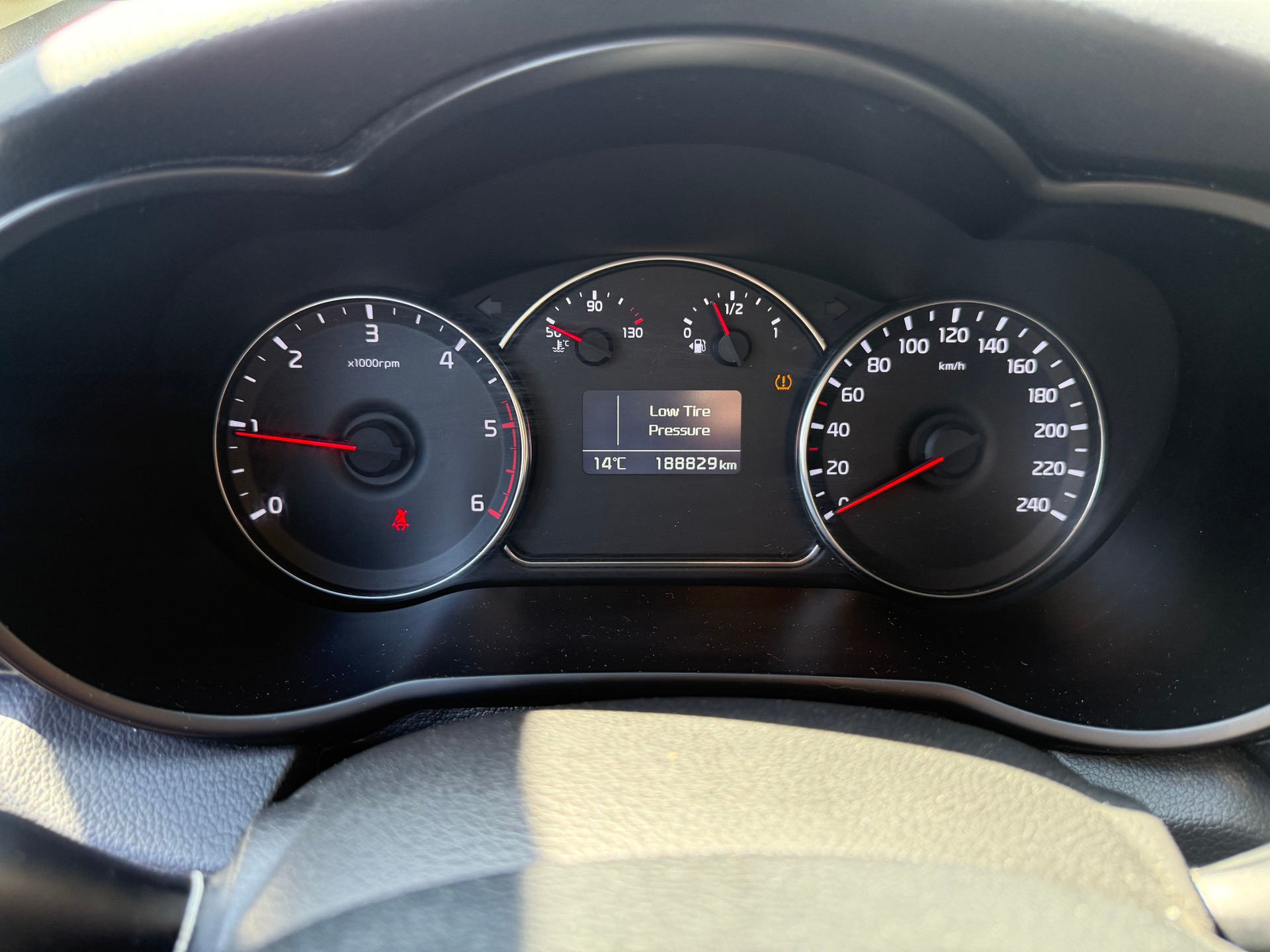 KIA Carens 1.7 CRDi Swiss Eco Edition-image-10
