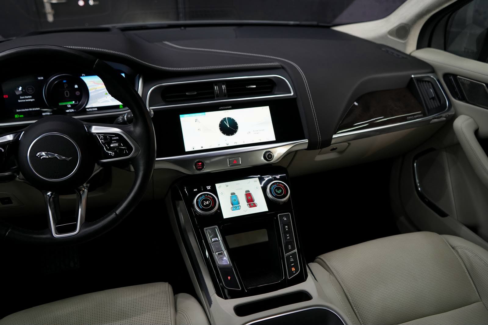 JAGUAR I-Pace EV400 First Edition AWD-image-16