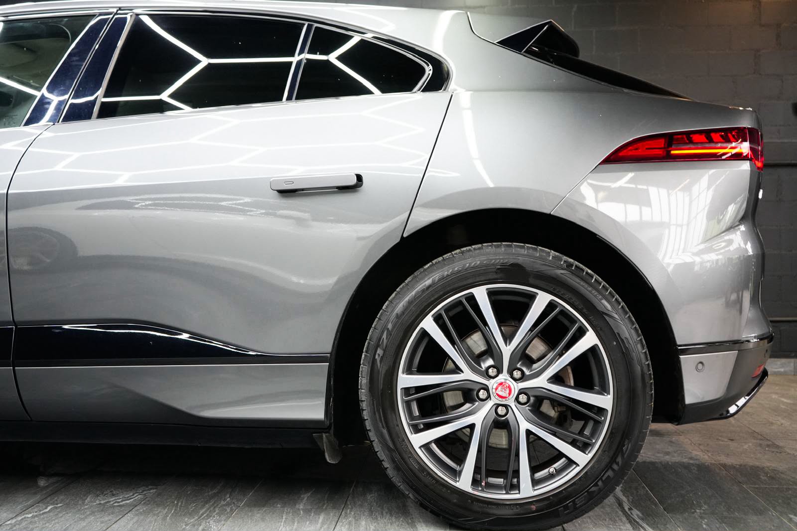 JAGUAR I-Pace EV400 First Edition AWD-image-5
