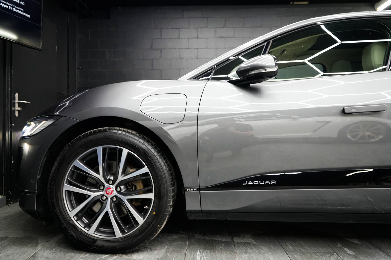 JAGUAR I-Pace EV400 First Edition AWD-image-4