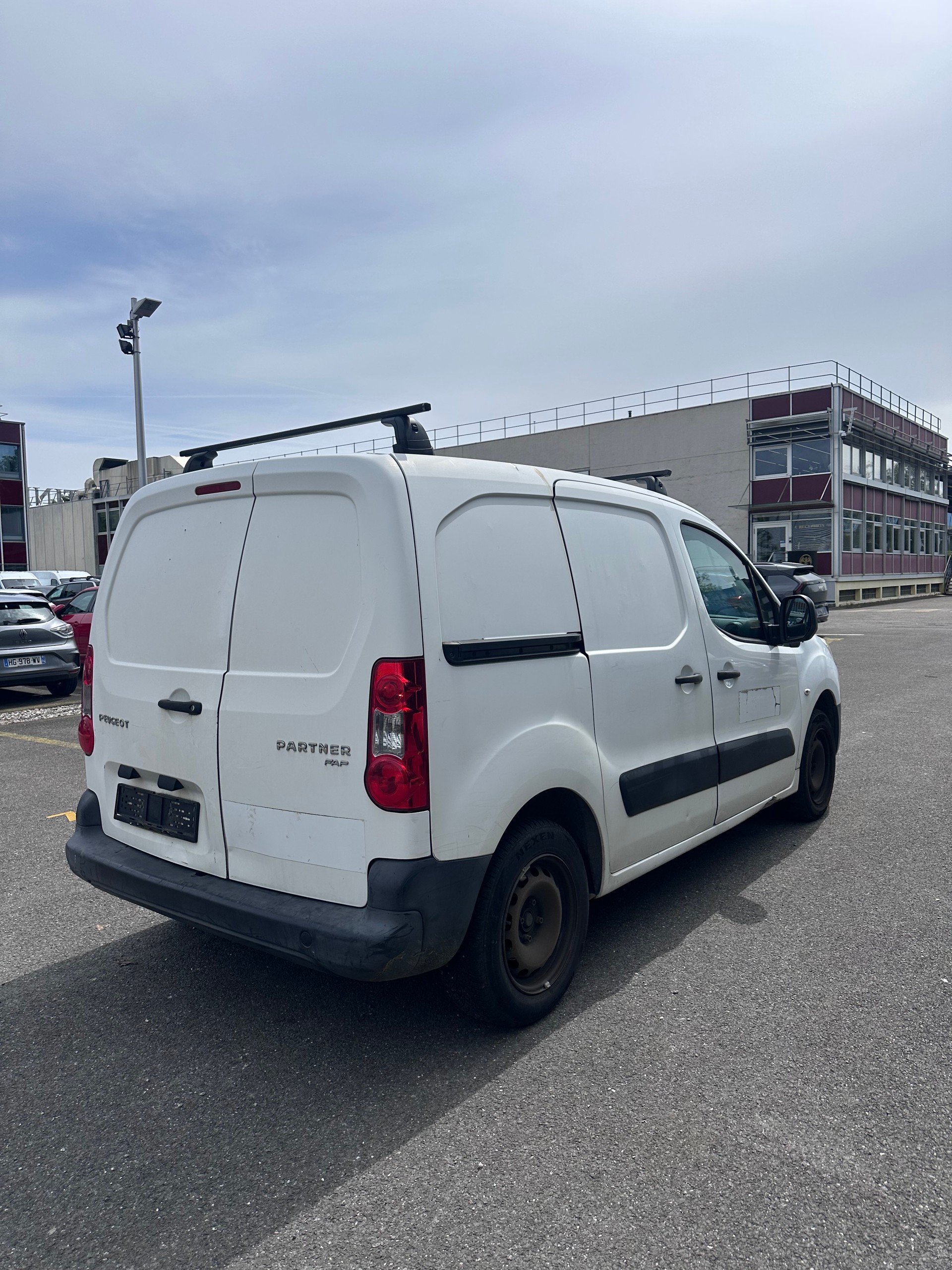 PEUGEOT Partner 1.6 e-HDI Urban Pack-image-3