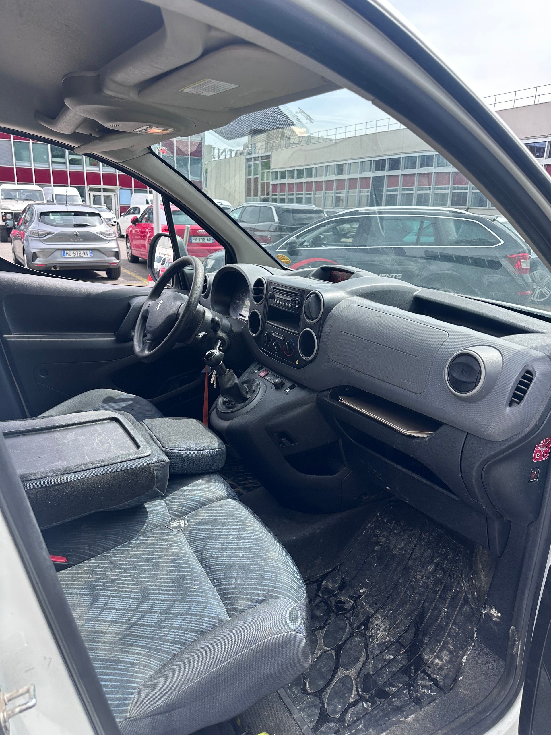 PEUGEOT Partner 1.6 e-HDI Urban Pack-image-8