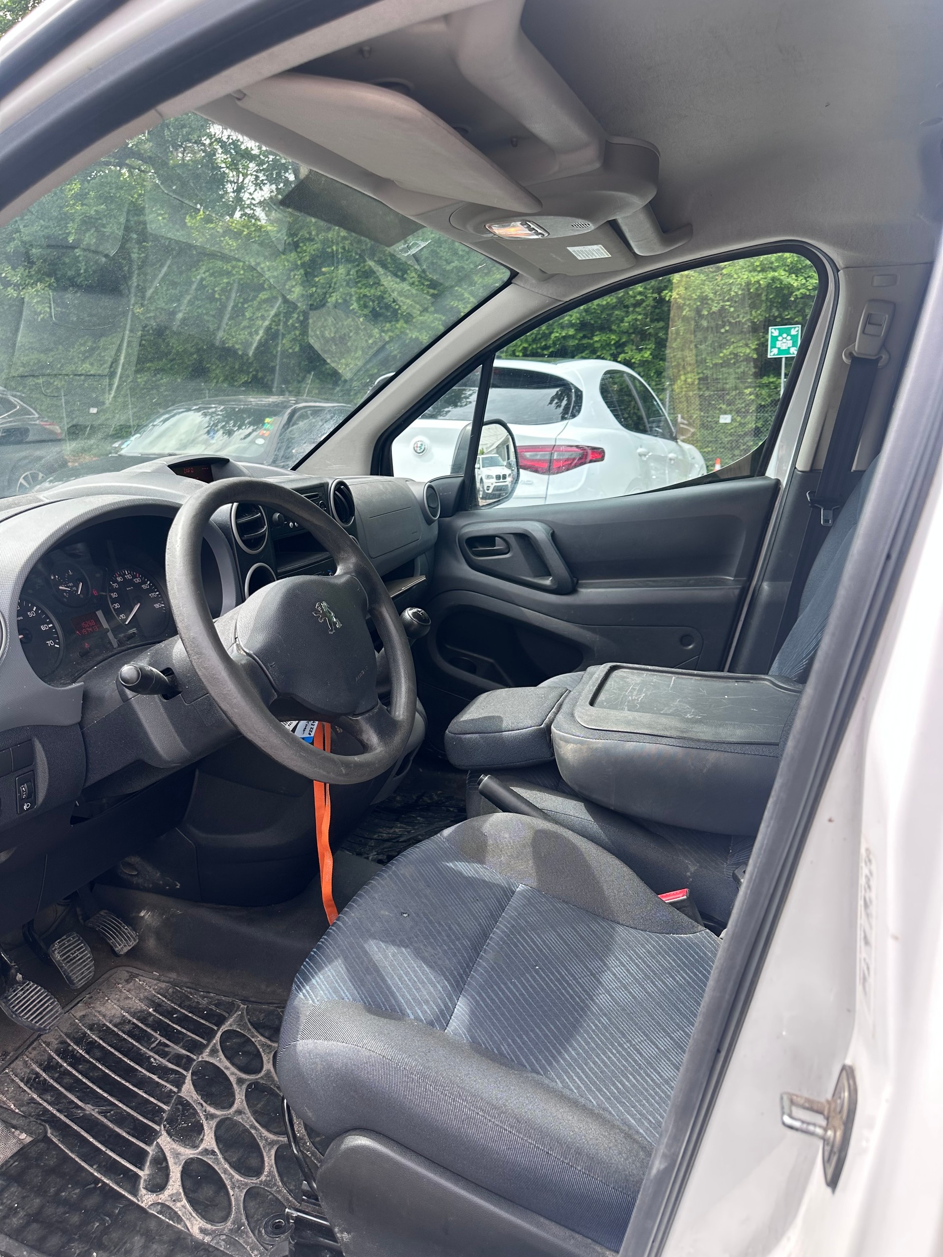 PEUGEOT Partner 1.6 e-HDI Urban Pack-image-9