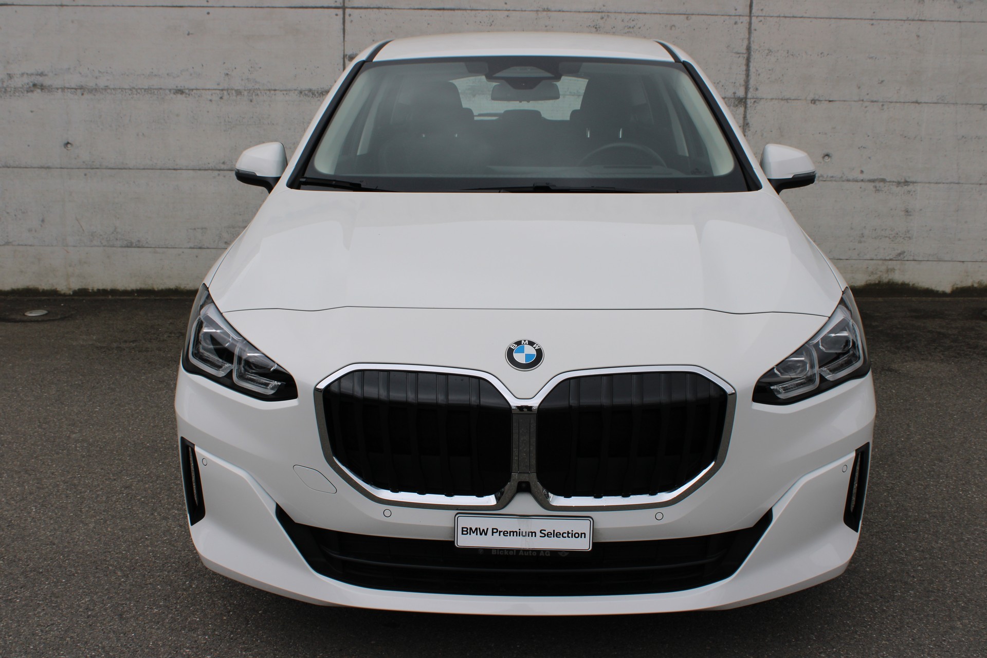 BMW 218i Active Tourer-showroom-element-3
