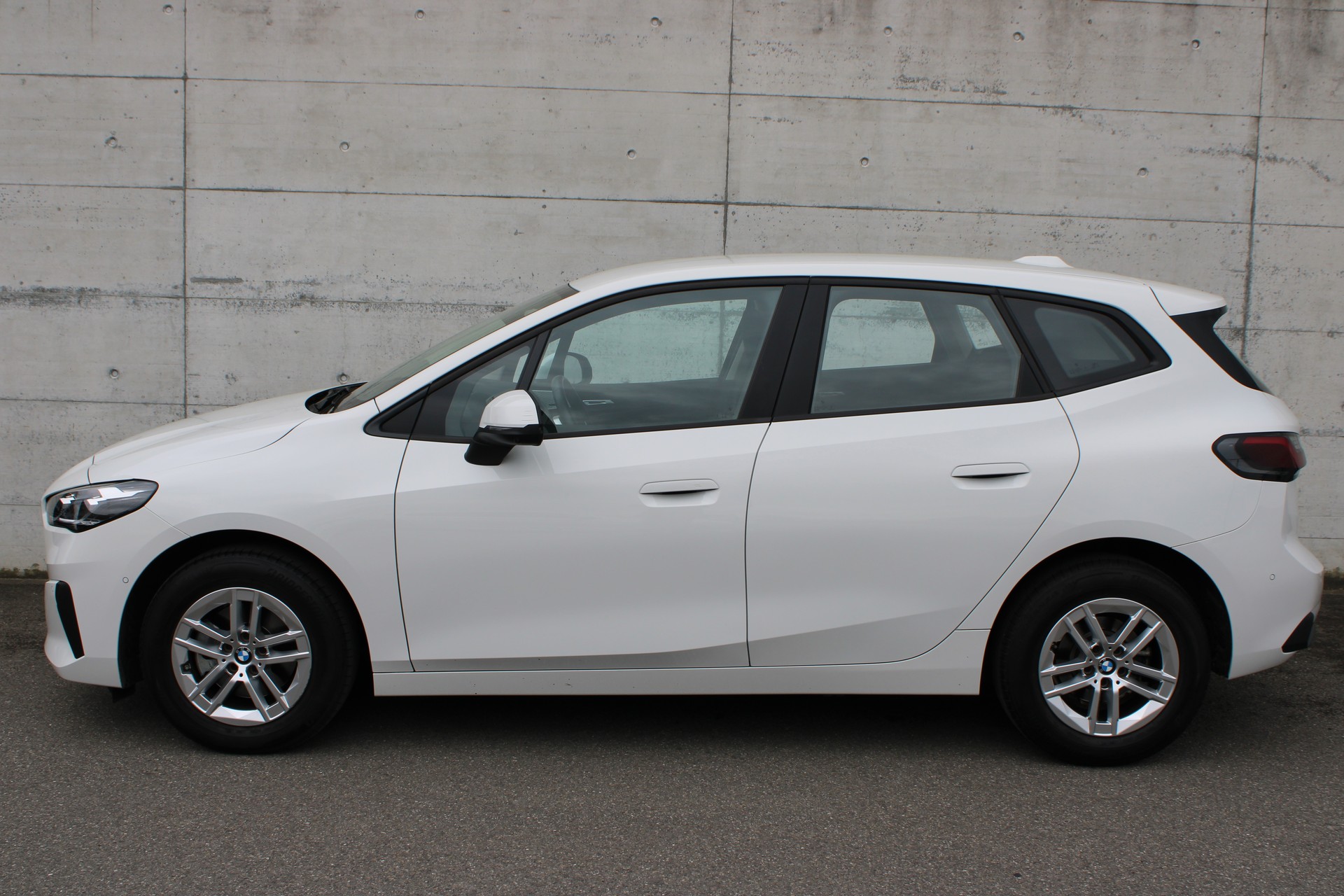 BMW 218i Active Tourer-showroom-element-2