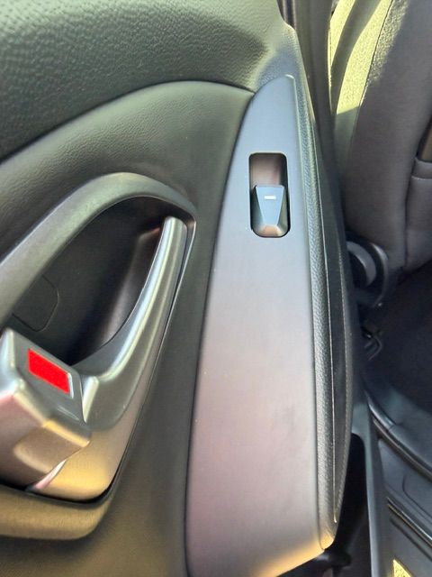 HYUNDAI iX 35 2.0 Comfort 4WD-image-13