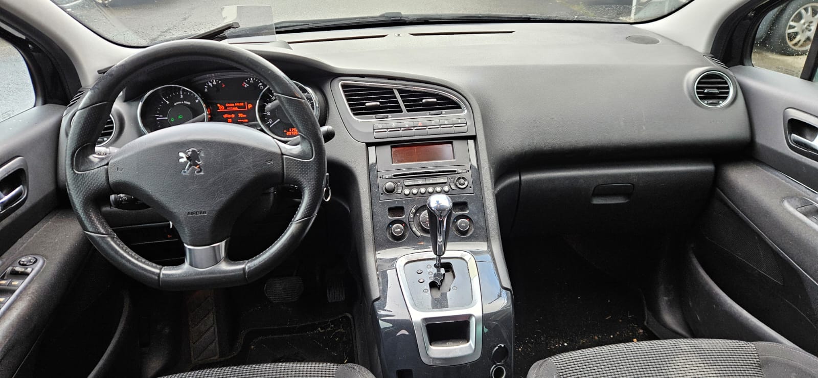 PEUGEOT 5008 2.0 HDI Business Automatic-image-1